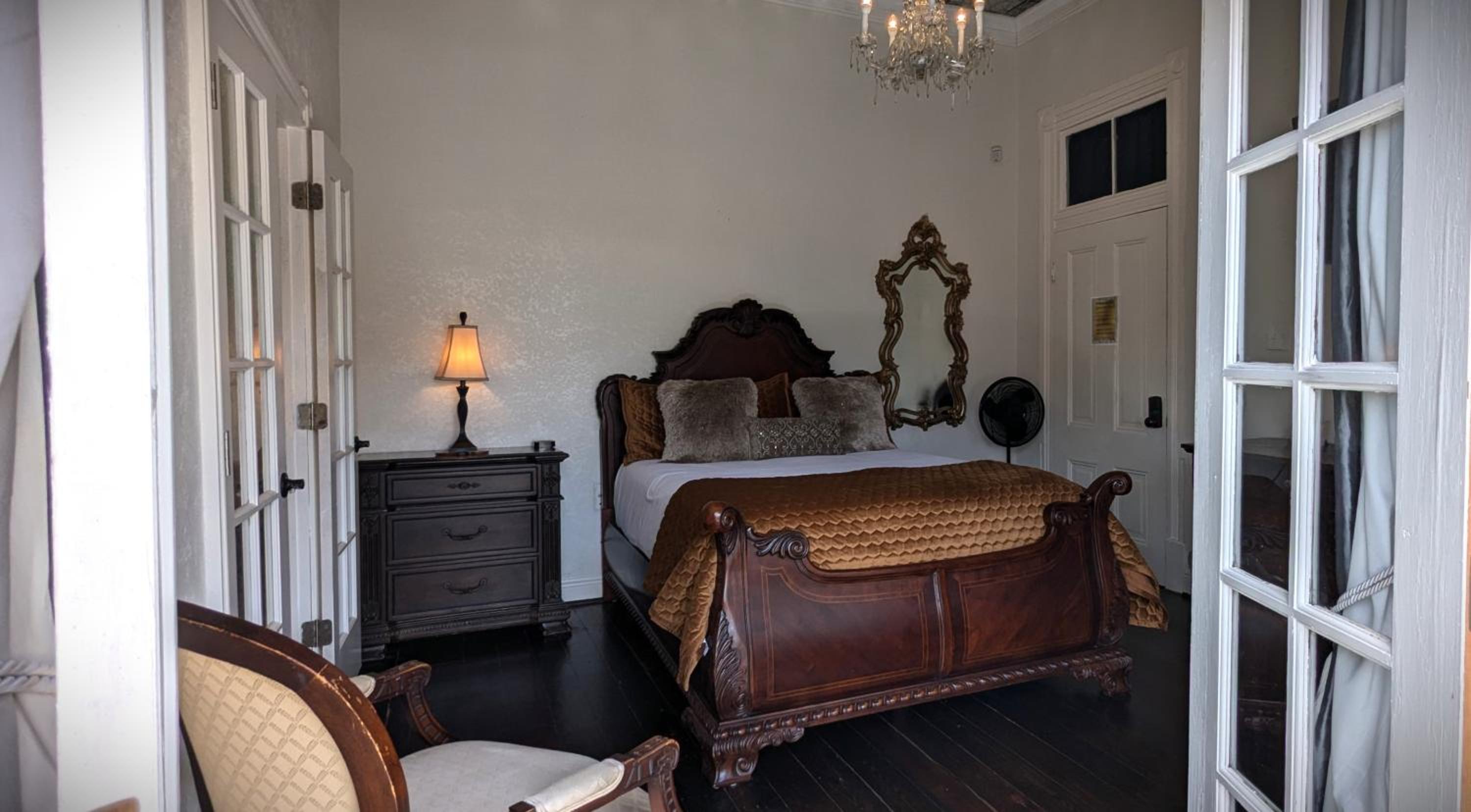 Deluxe Queen Room - Photo 9