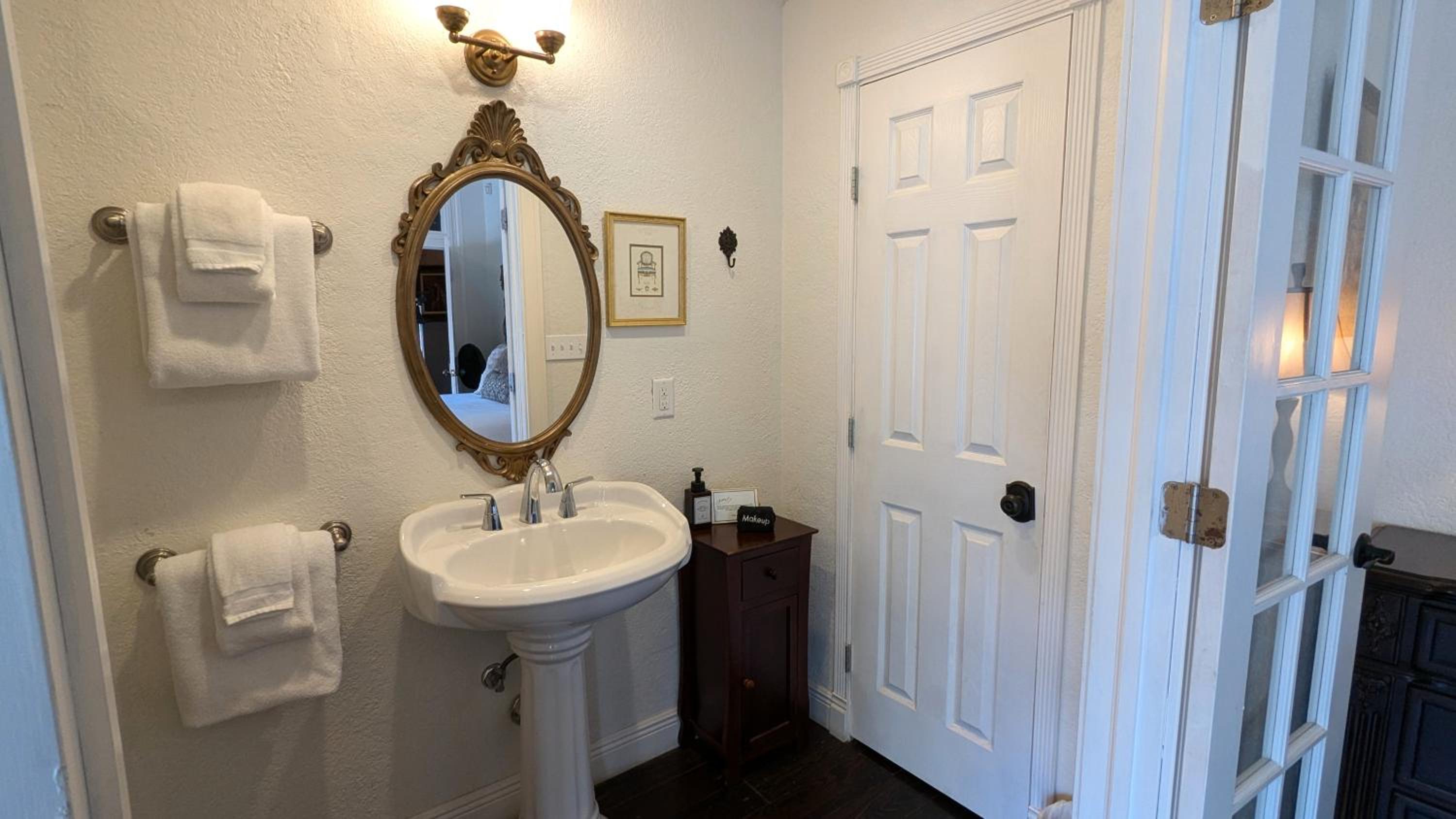 Deluxe Queen Room - Photo 7