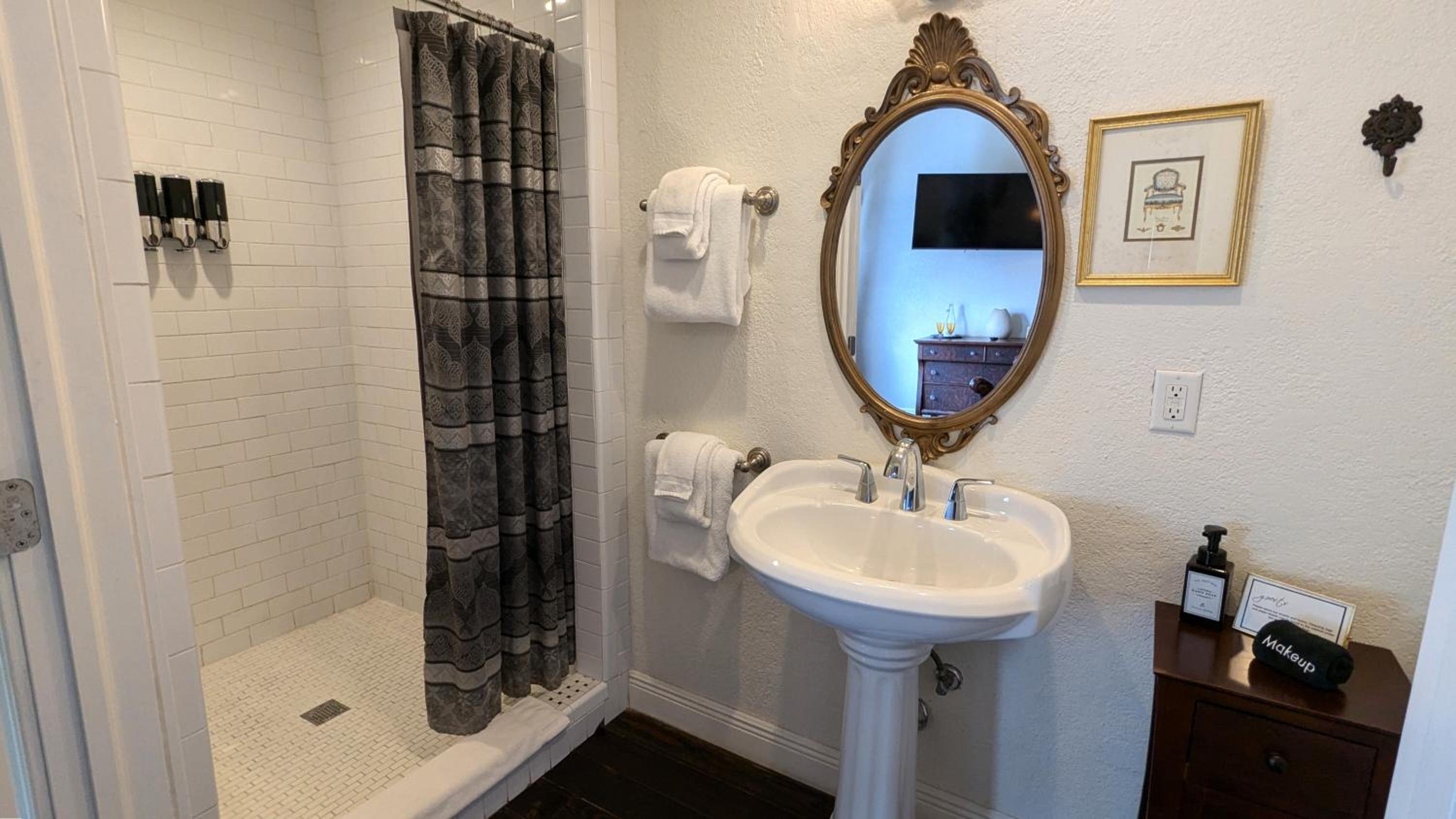 Deluxe Queen Room - Photo 3