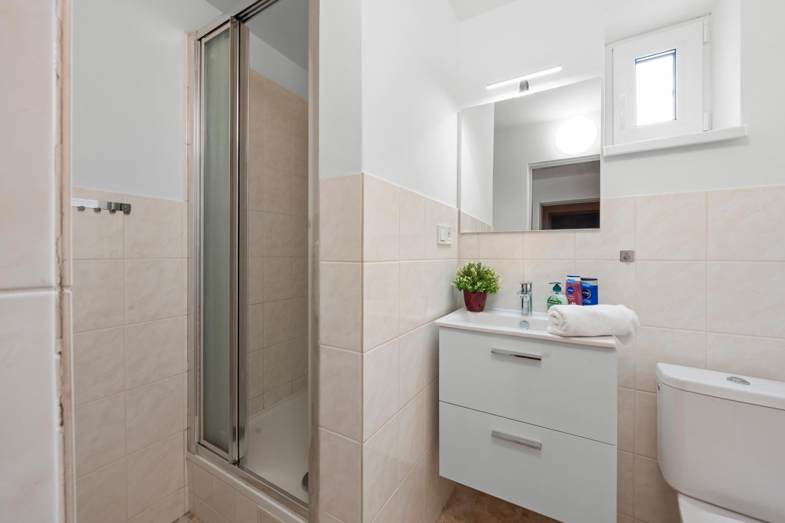 Family Room with Private Bathroom photo 3