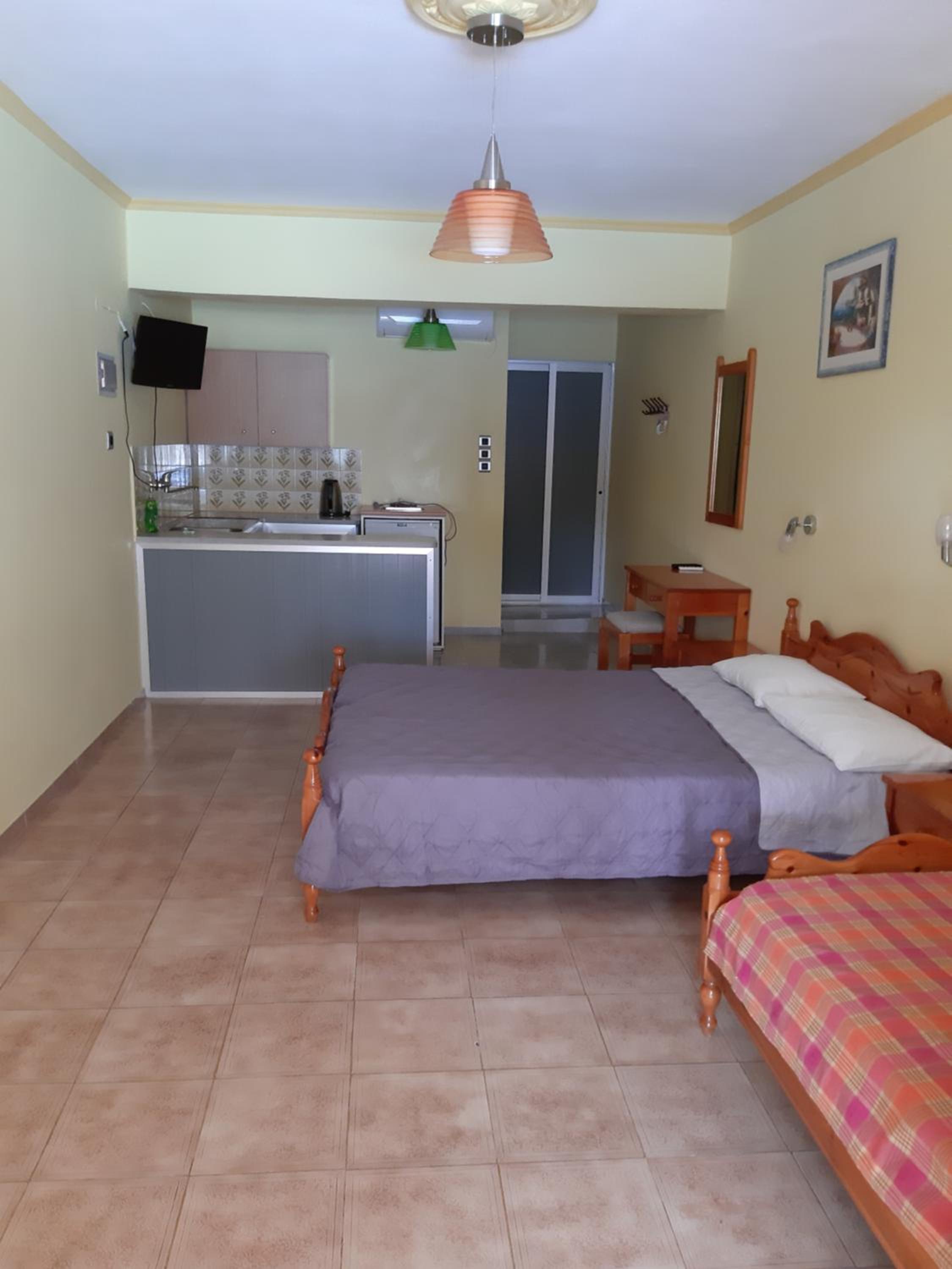 Habitación triple con vista a la piscina