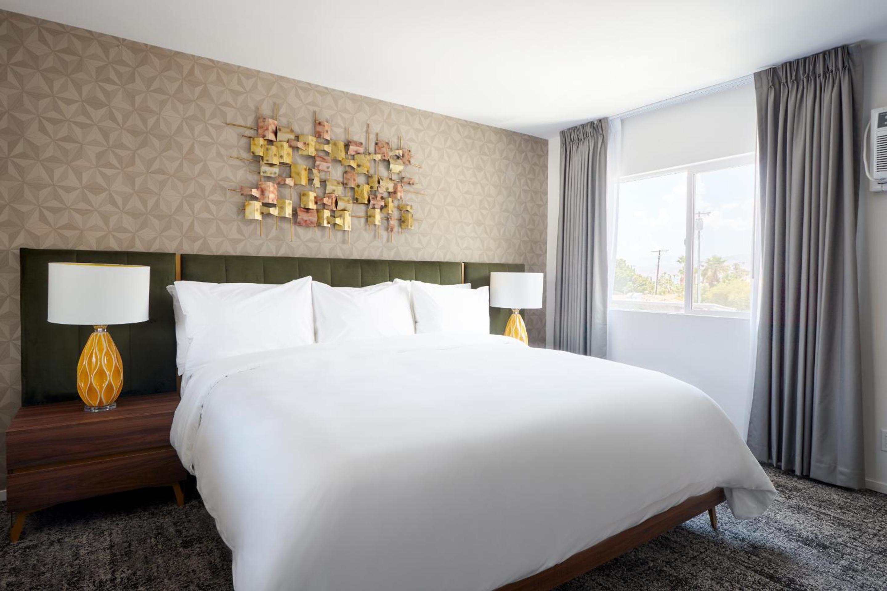 Deluxe King Room - Photo 1