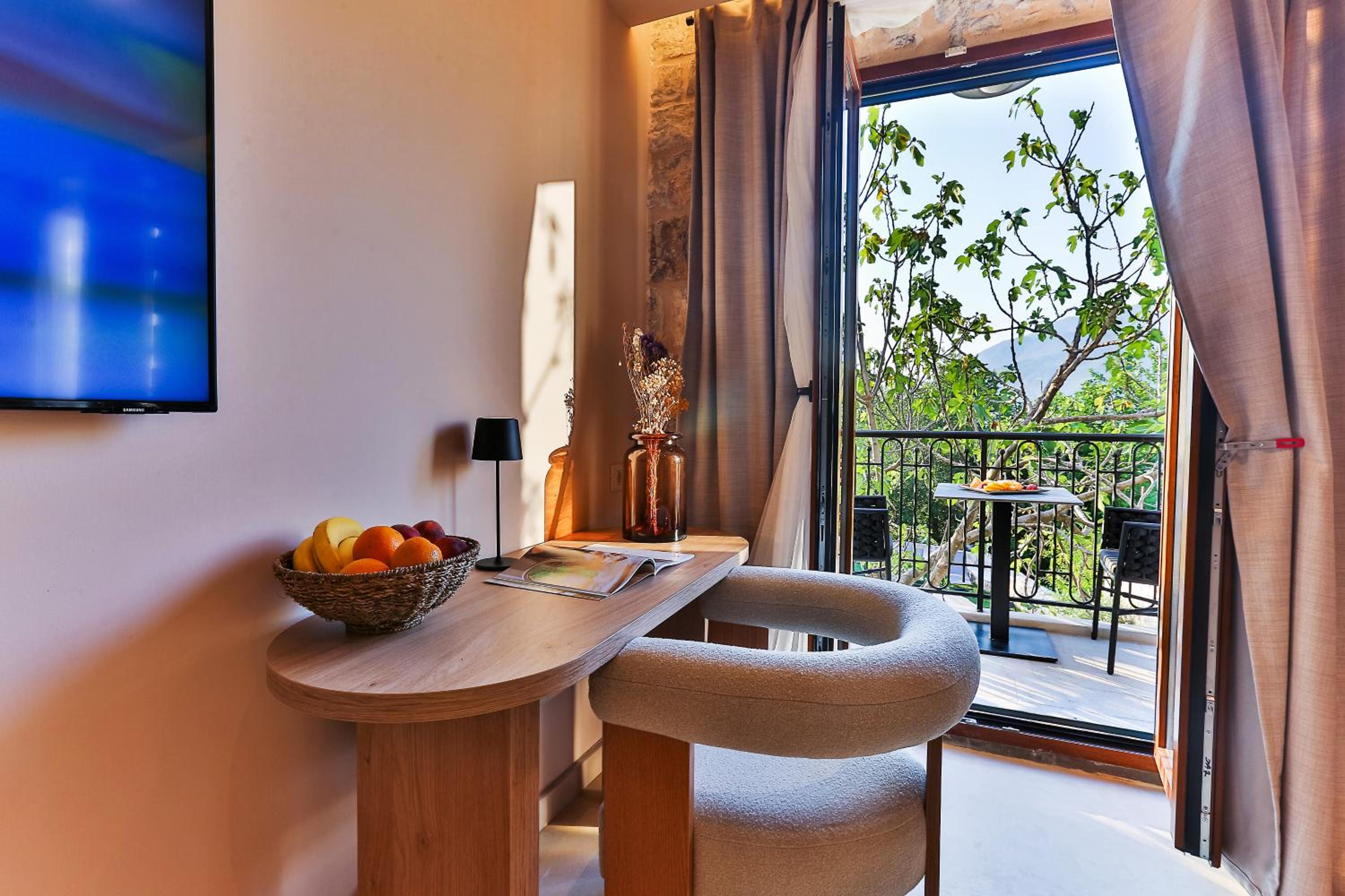 Junior Suite with Pool View photo 1