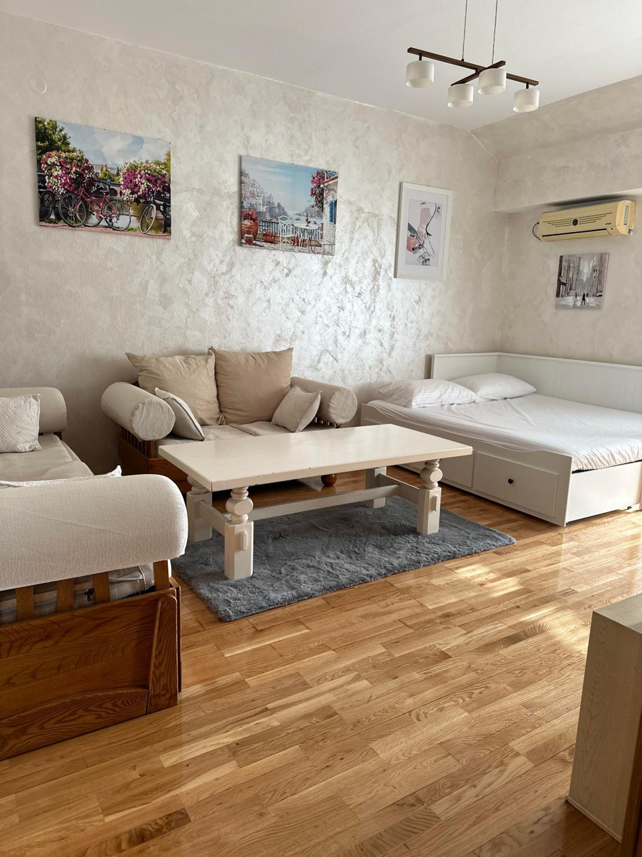One-Bedroom Apartment photo 1