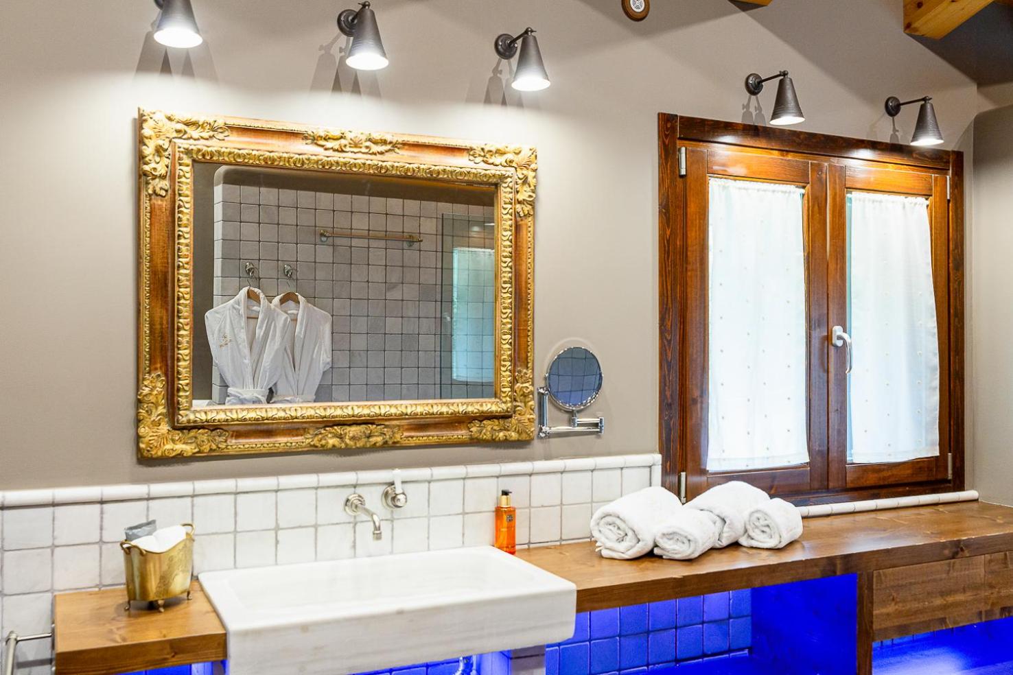 Deluxe Double Room with Bath photo 3