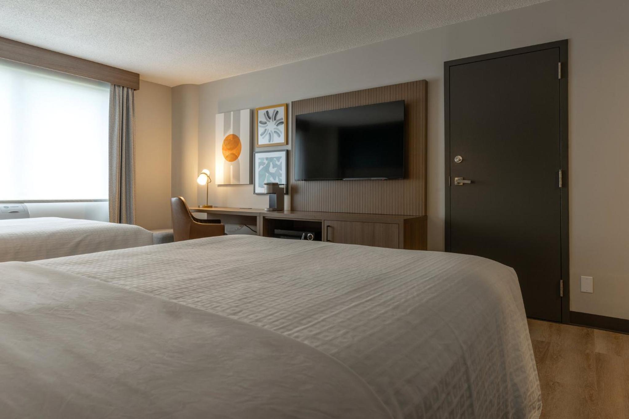 Standard Room with Two Queen Beds - Photo 5
