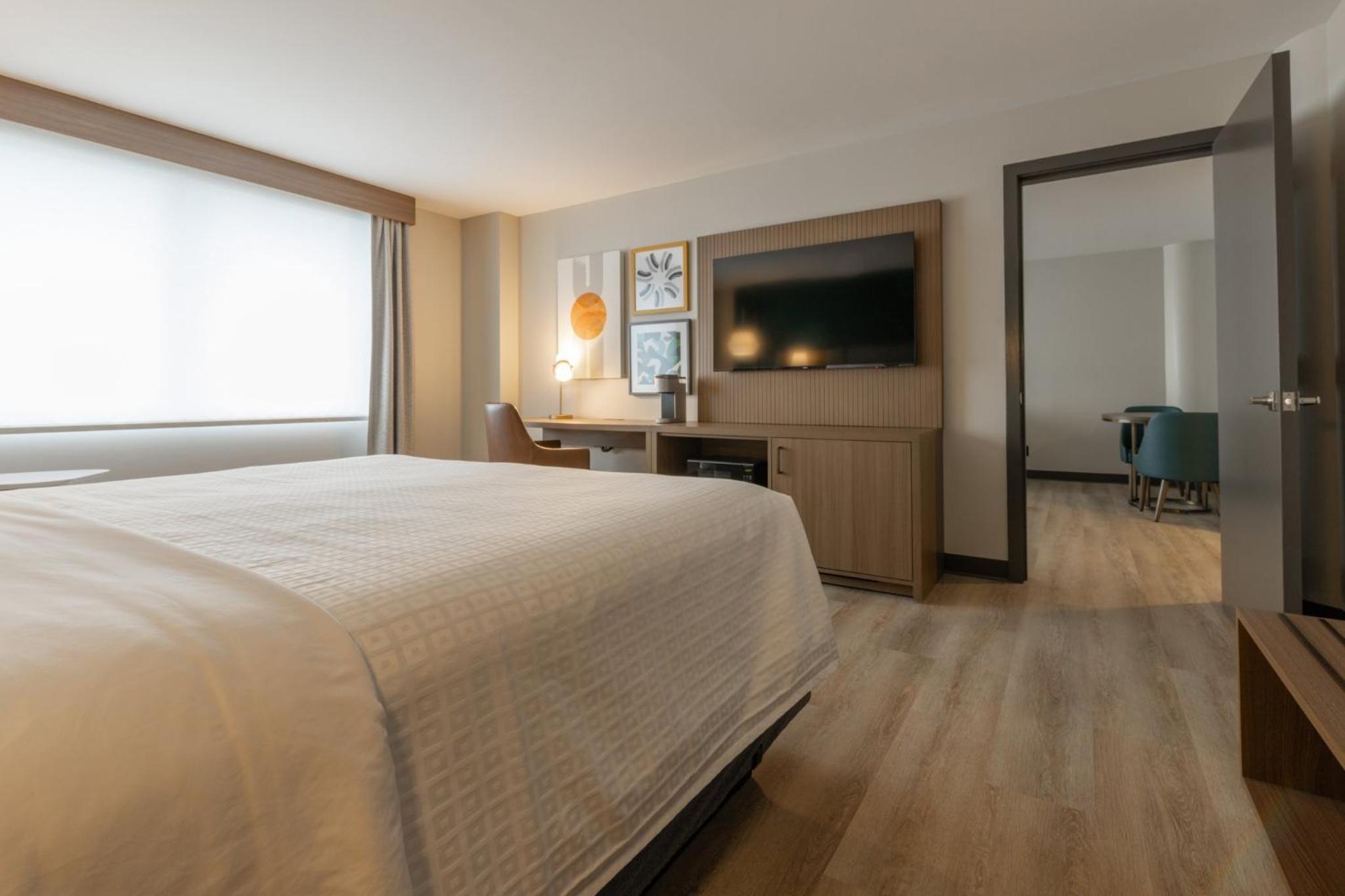 King Bed Suite Feature - Non-Smoking - Photo 10