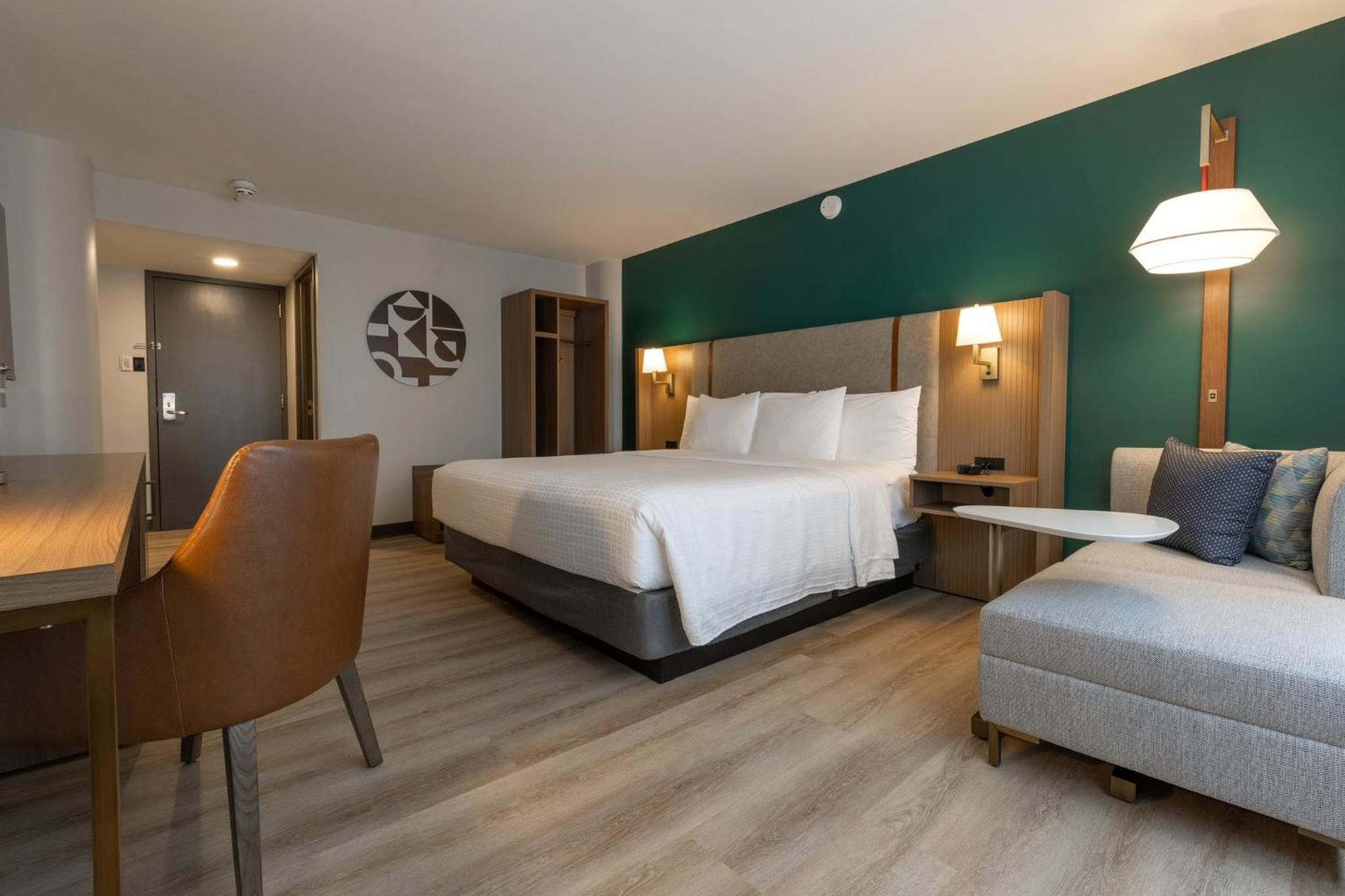 One-Bedroom Suite - Photo 4