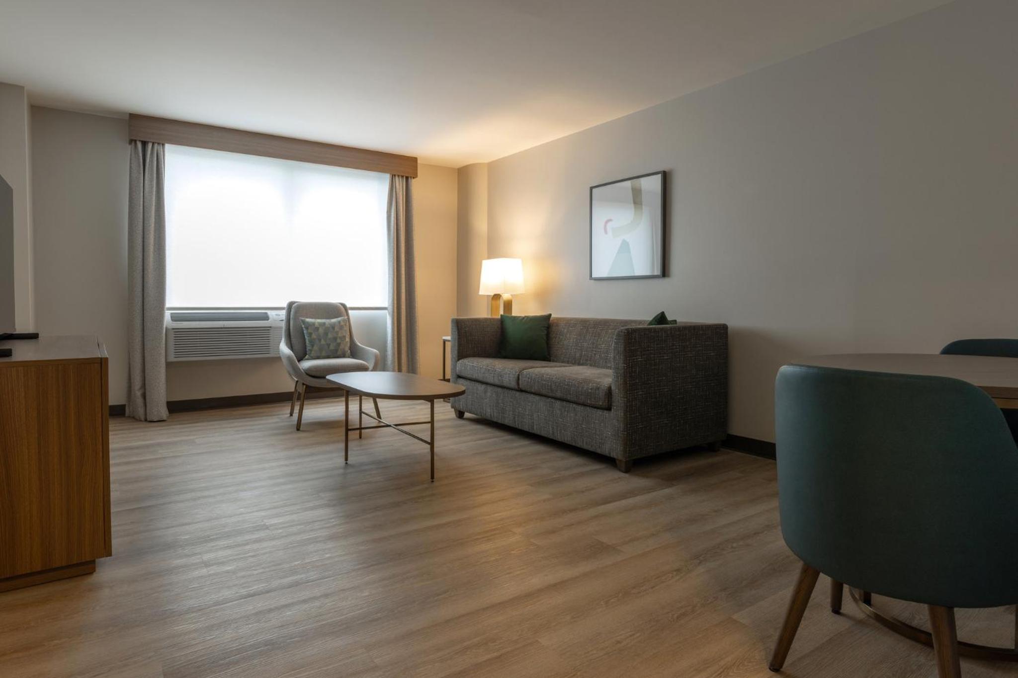 King Bed Suite Feature - Non-Smoking - Photo 4