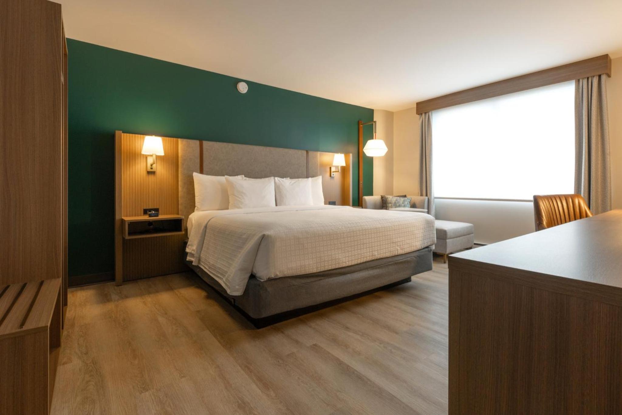 King Bed Suite Feature - Non-Smoking - Photo 9