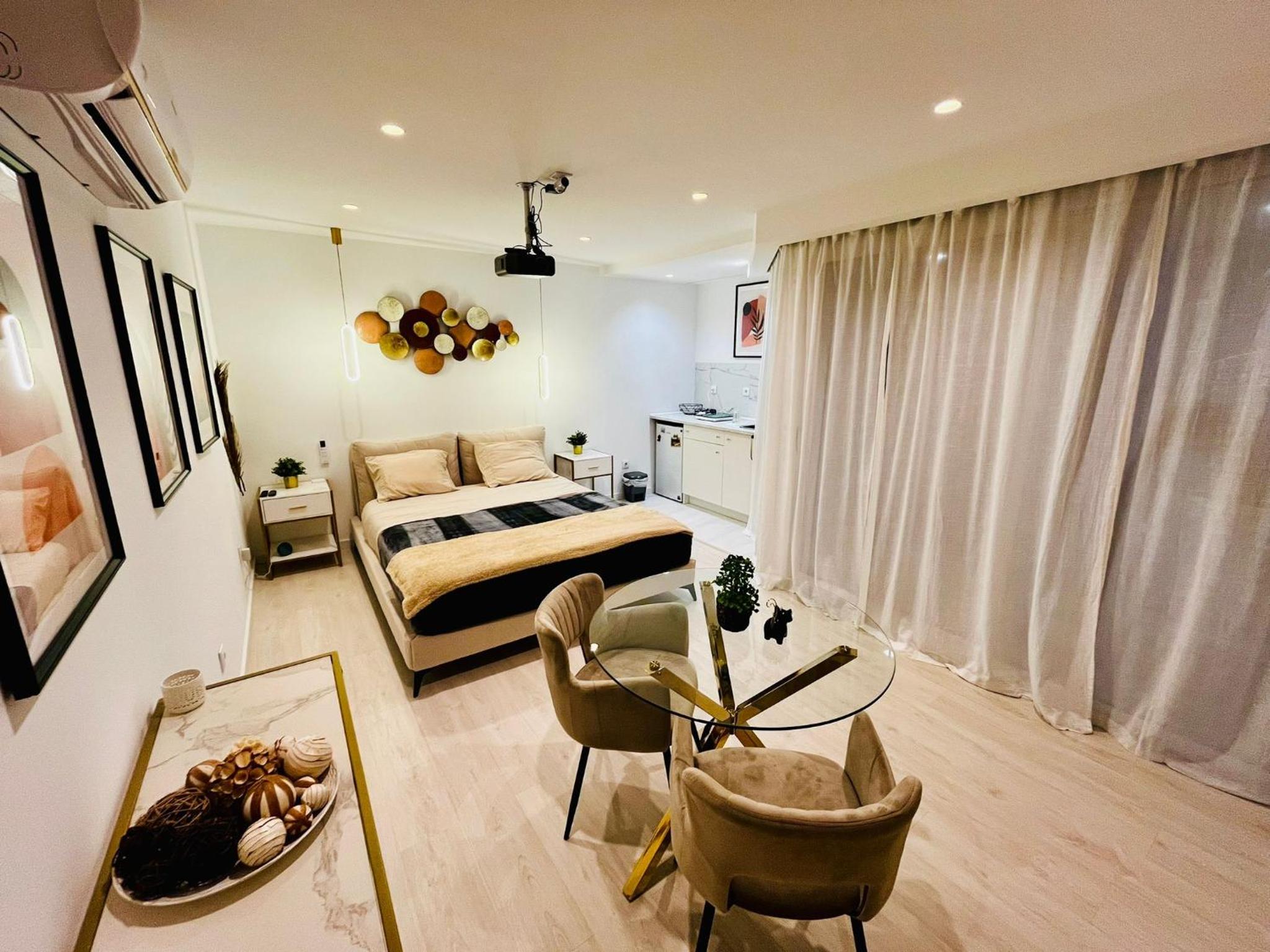 Deluxe Queen Studio 