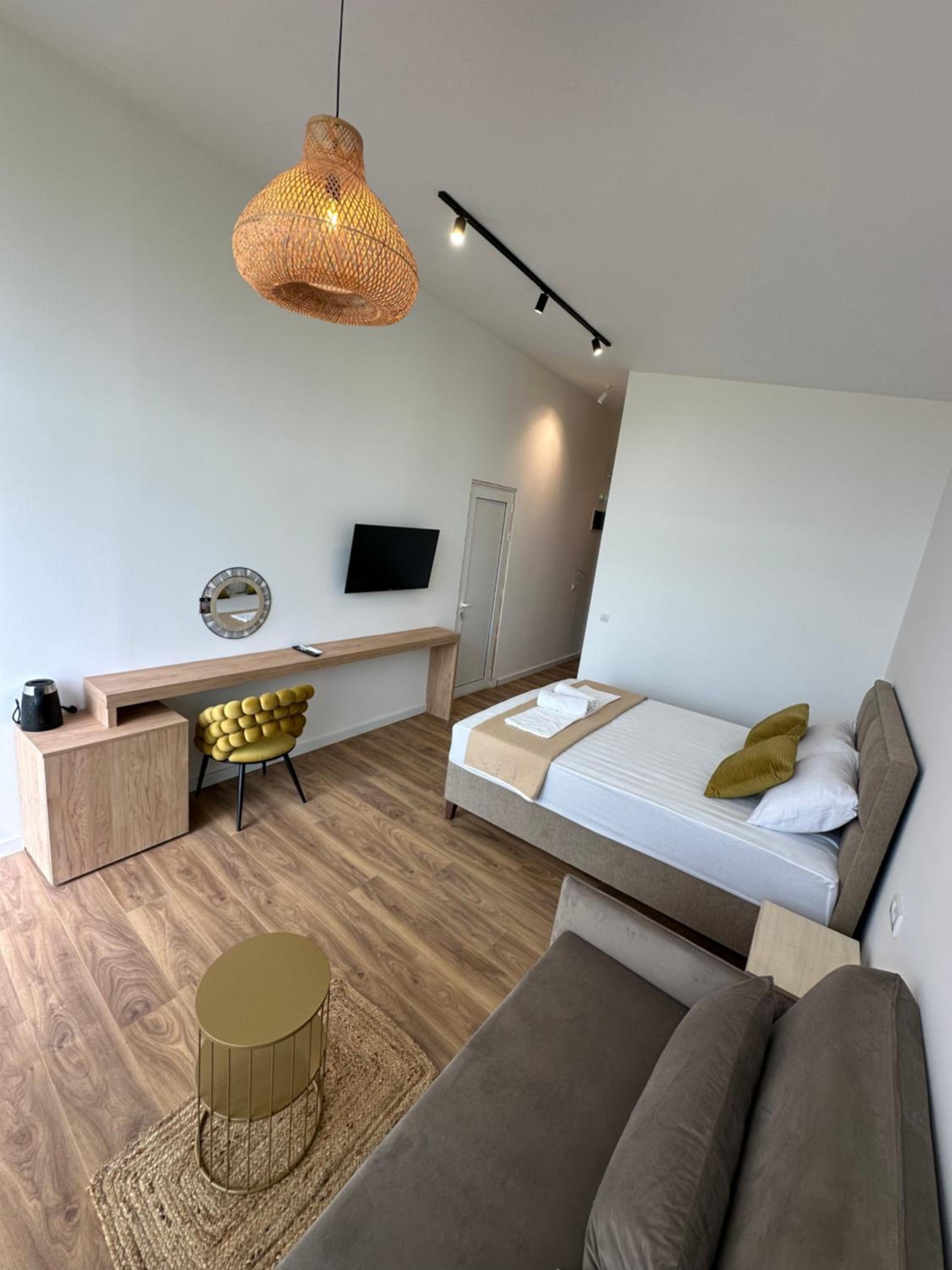 One-Bedroom Apartment photo 1