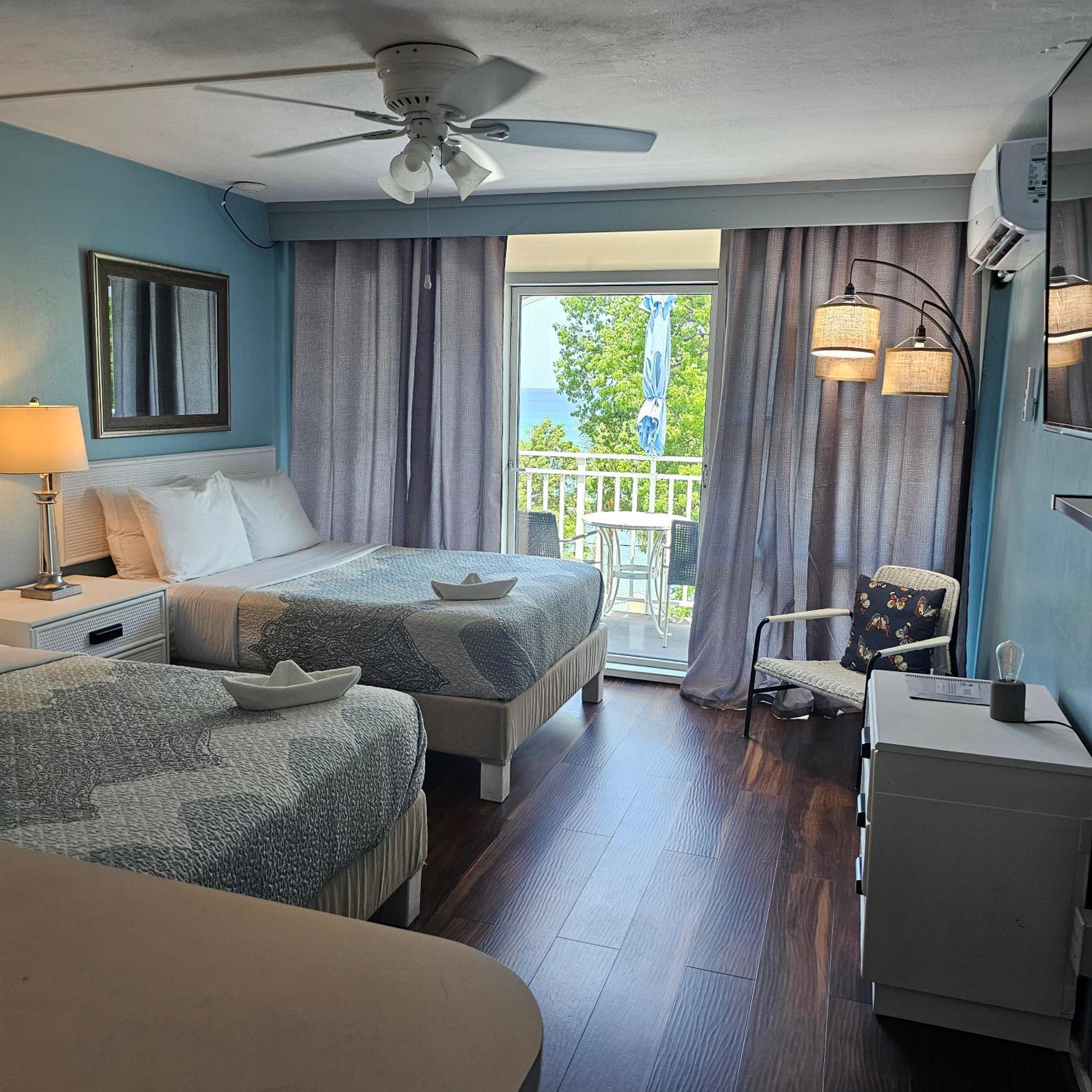 Deluxe Double Room with Balcony and Sea View photo 3