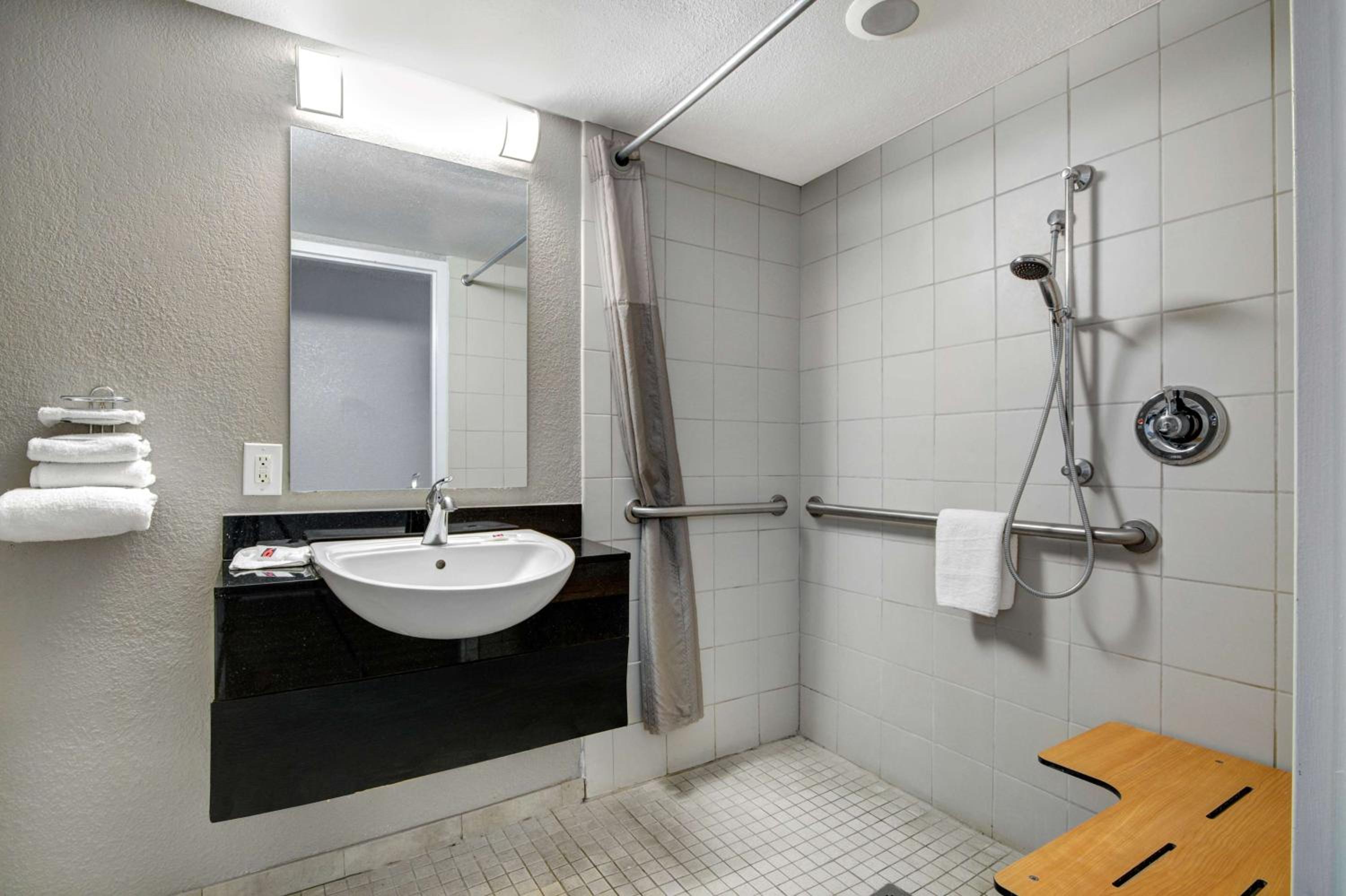 King Room with Roll-In Shower - Disability Access - Photo 11