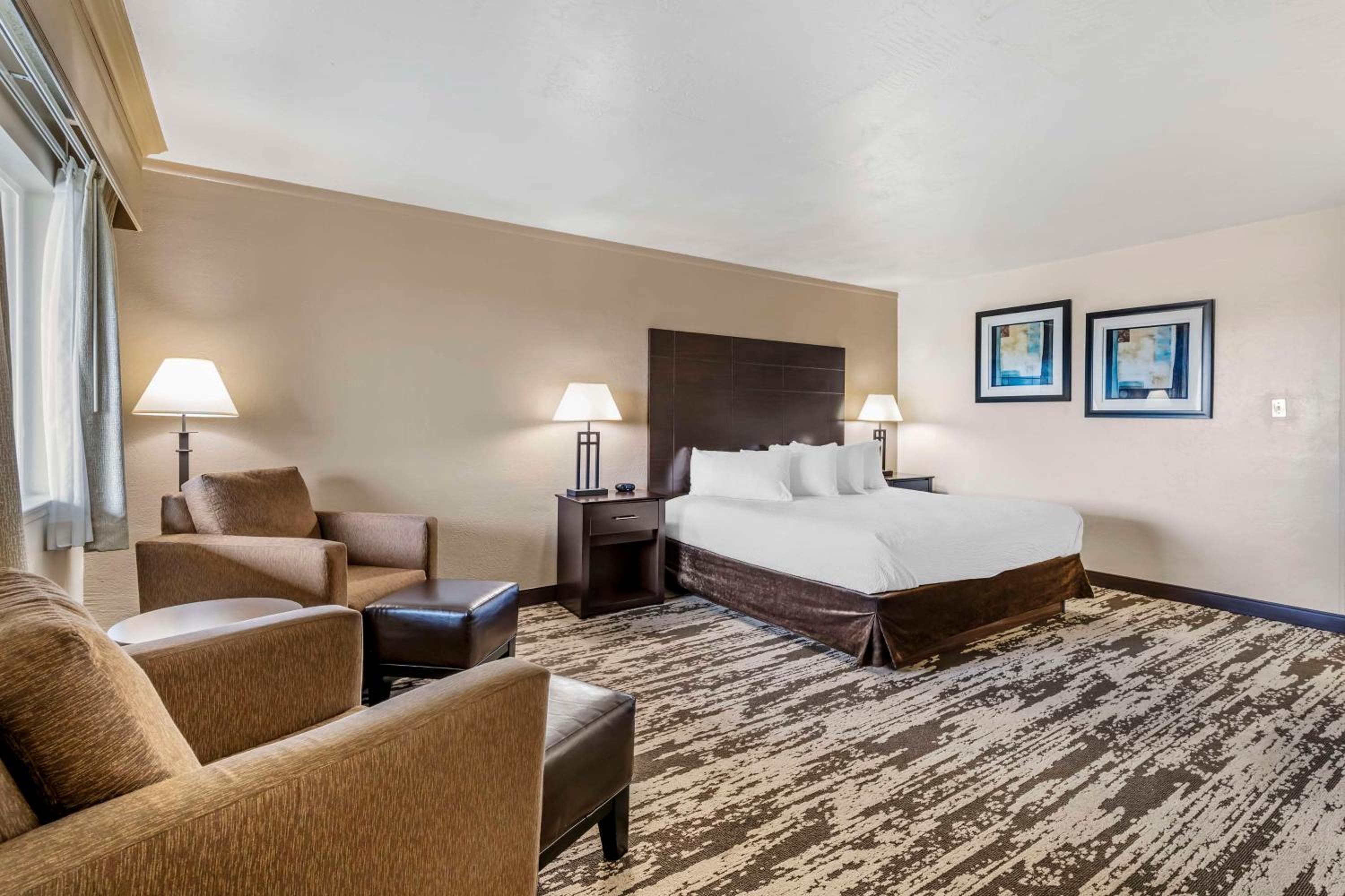 Larger King Room - Non-Smoking - Photo 1