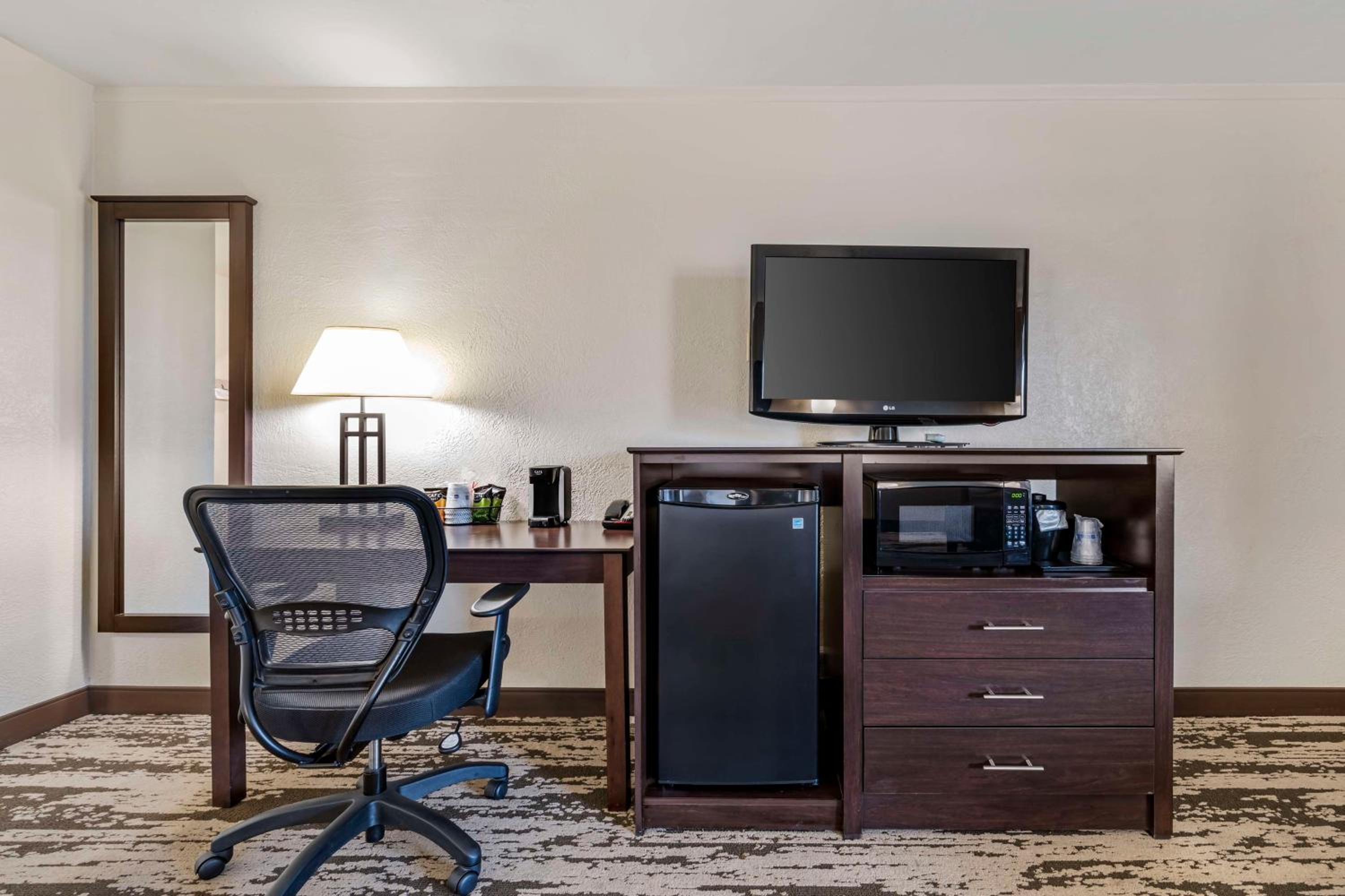 Larger King Room - Non-Smoking - Photo 3
