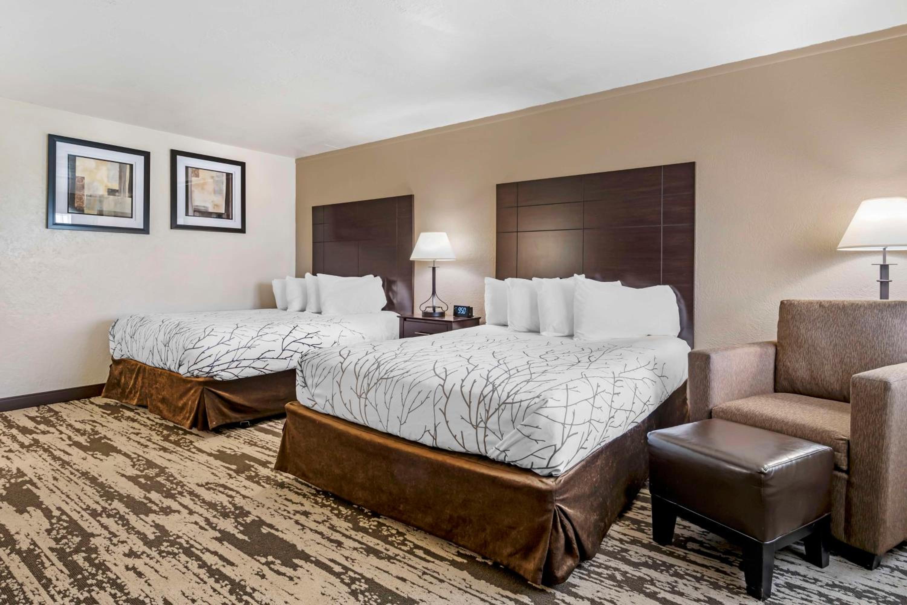 Queen Room with Two Queen Beds - Non-Smoking - Photo 1