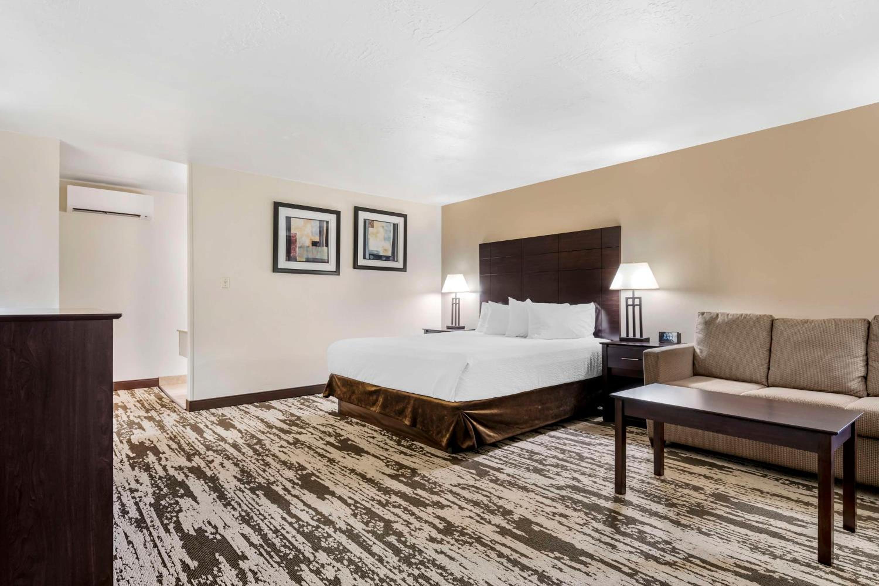 King Room - Non-Smoking - Photo 4