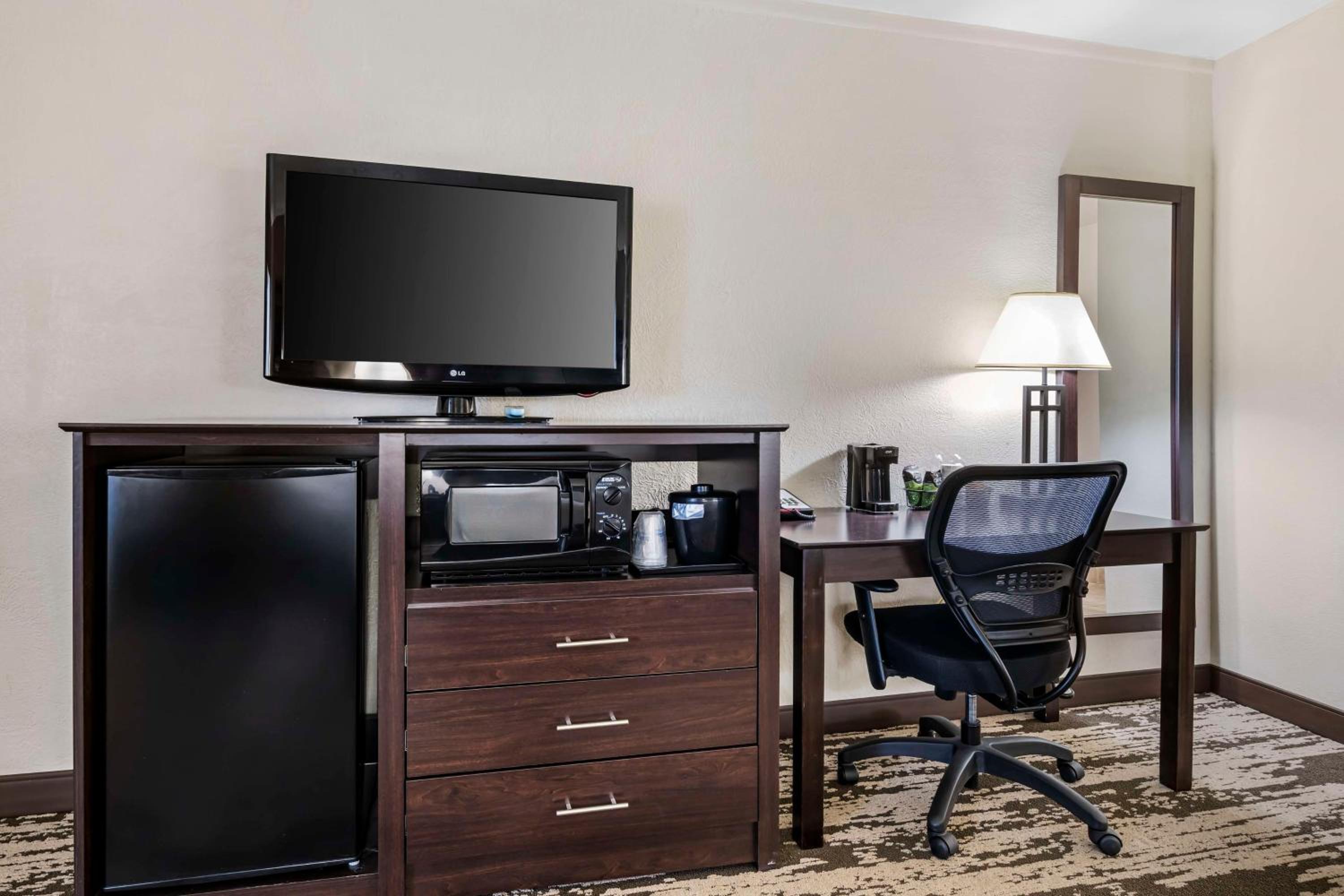 King Room - Non-Smoking - Photo 3