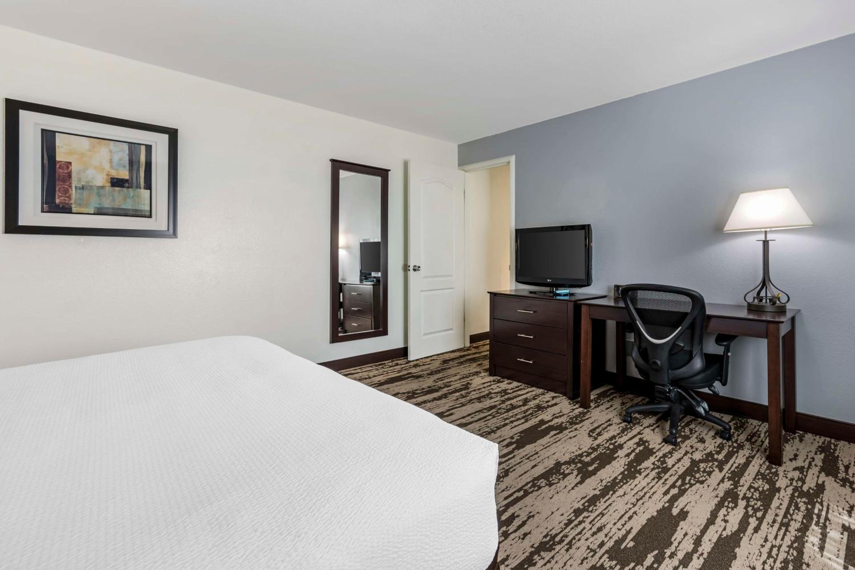 Two-Bedroom Queen Suite with Two Queen Beds, Sofa Bed and Balcony - Upstairs/Non-Smoking - Photo 4