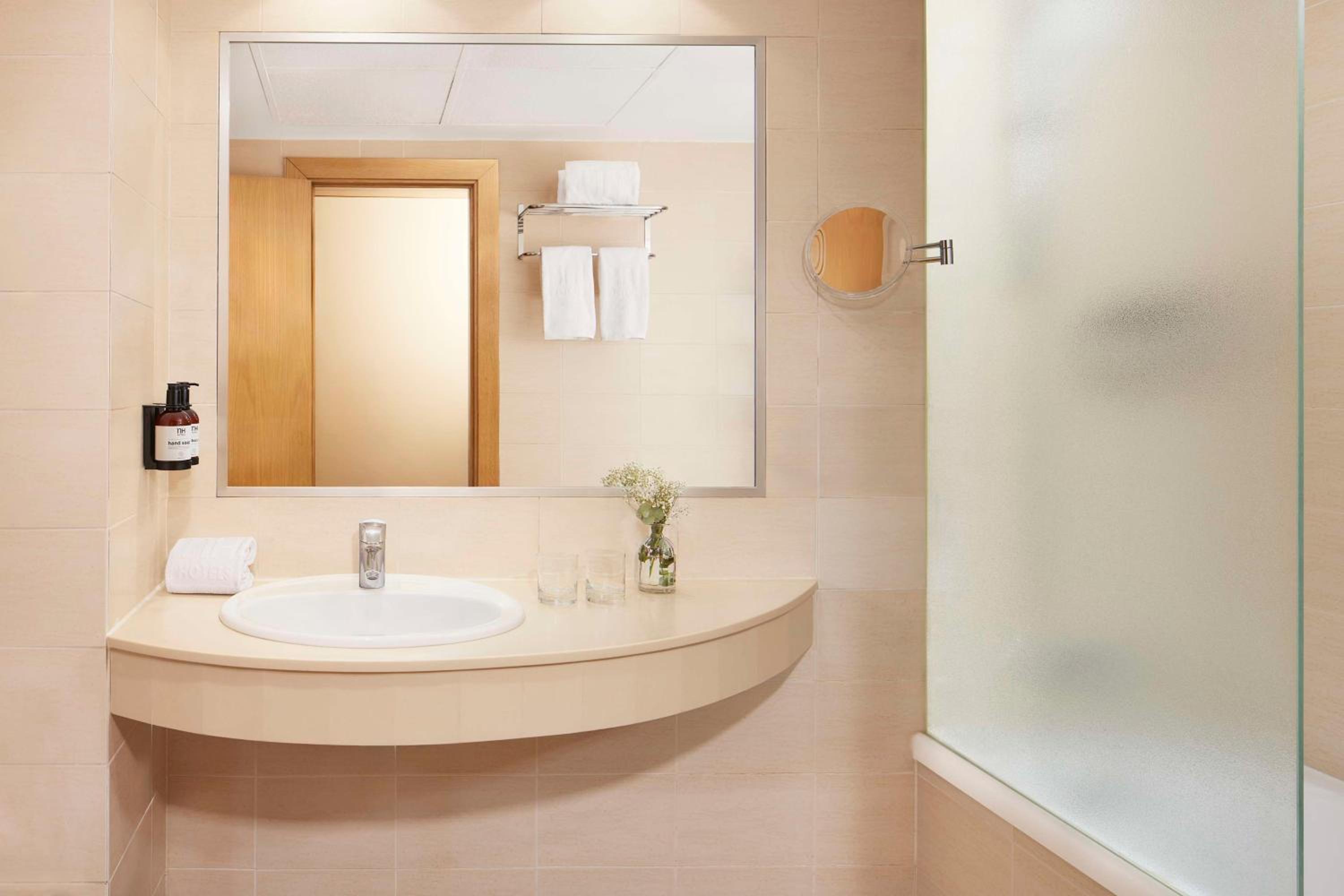 Standard Double or Twin Room - Photo 4