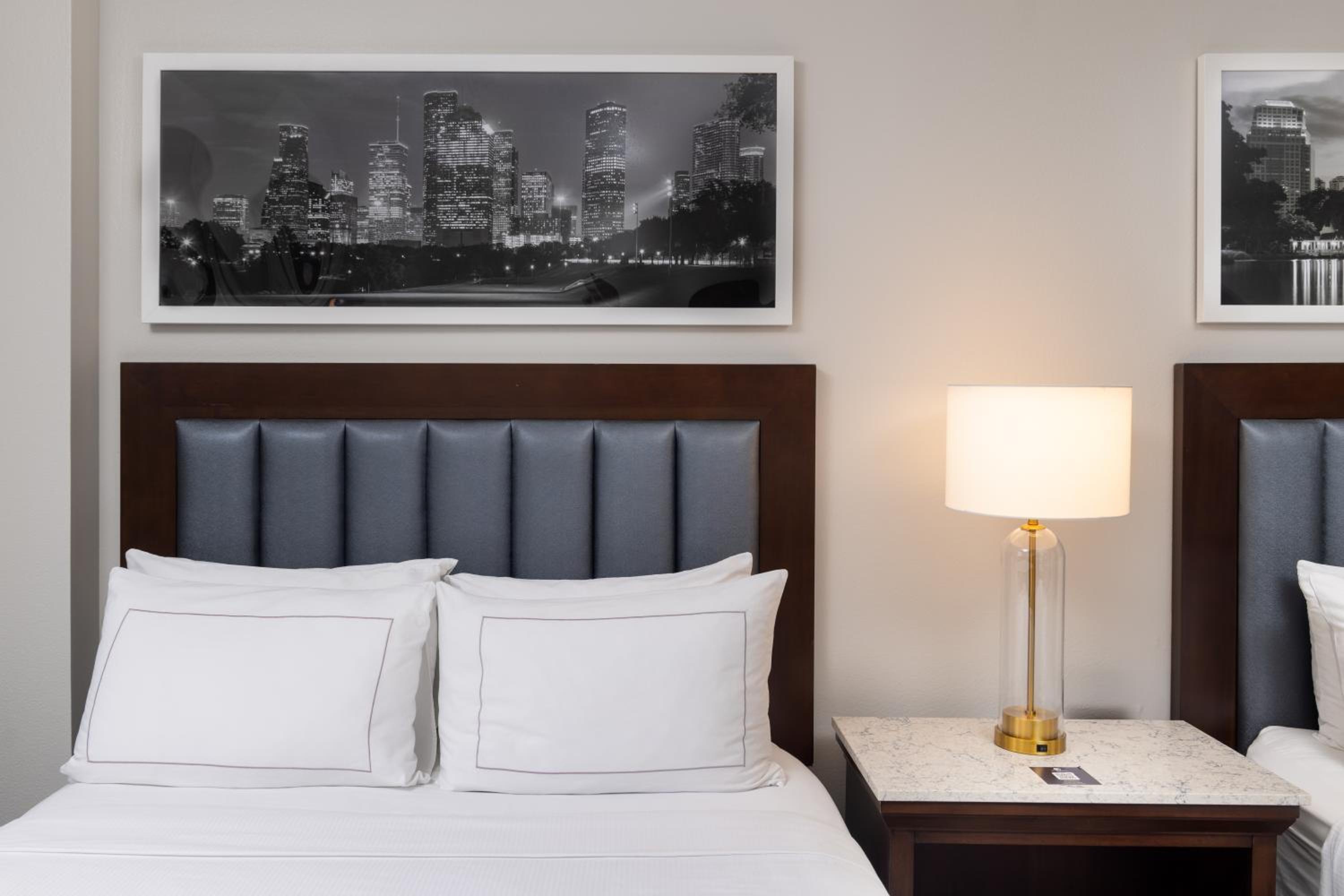 Guest Room with Two Queen Beds - Photo 10