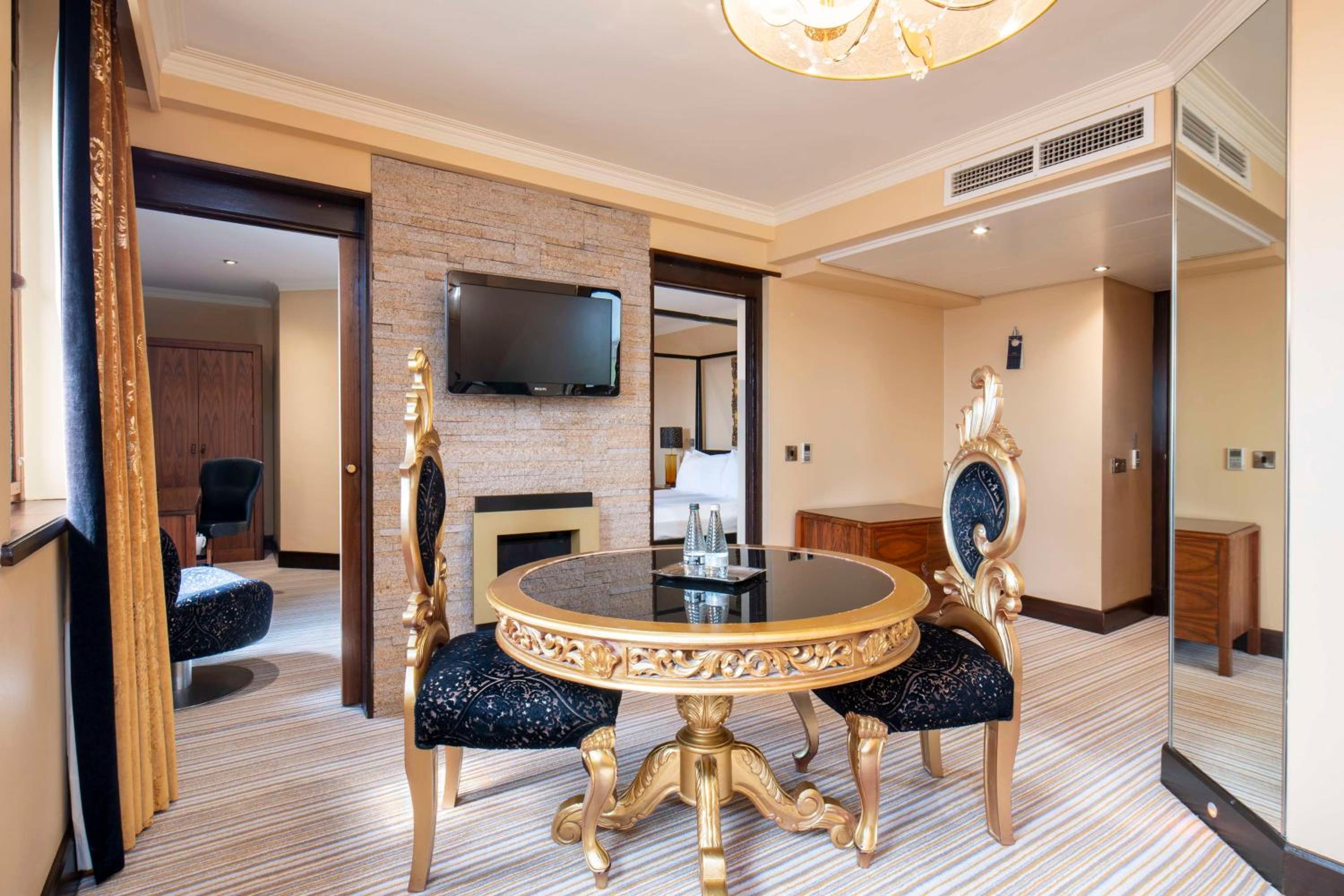 Junior King Suite - Photo 2