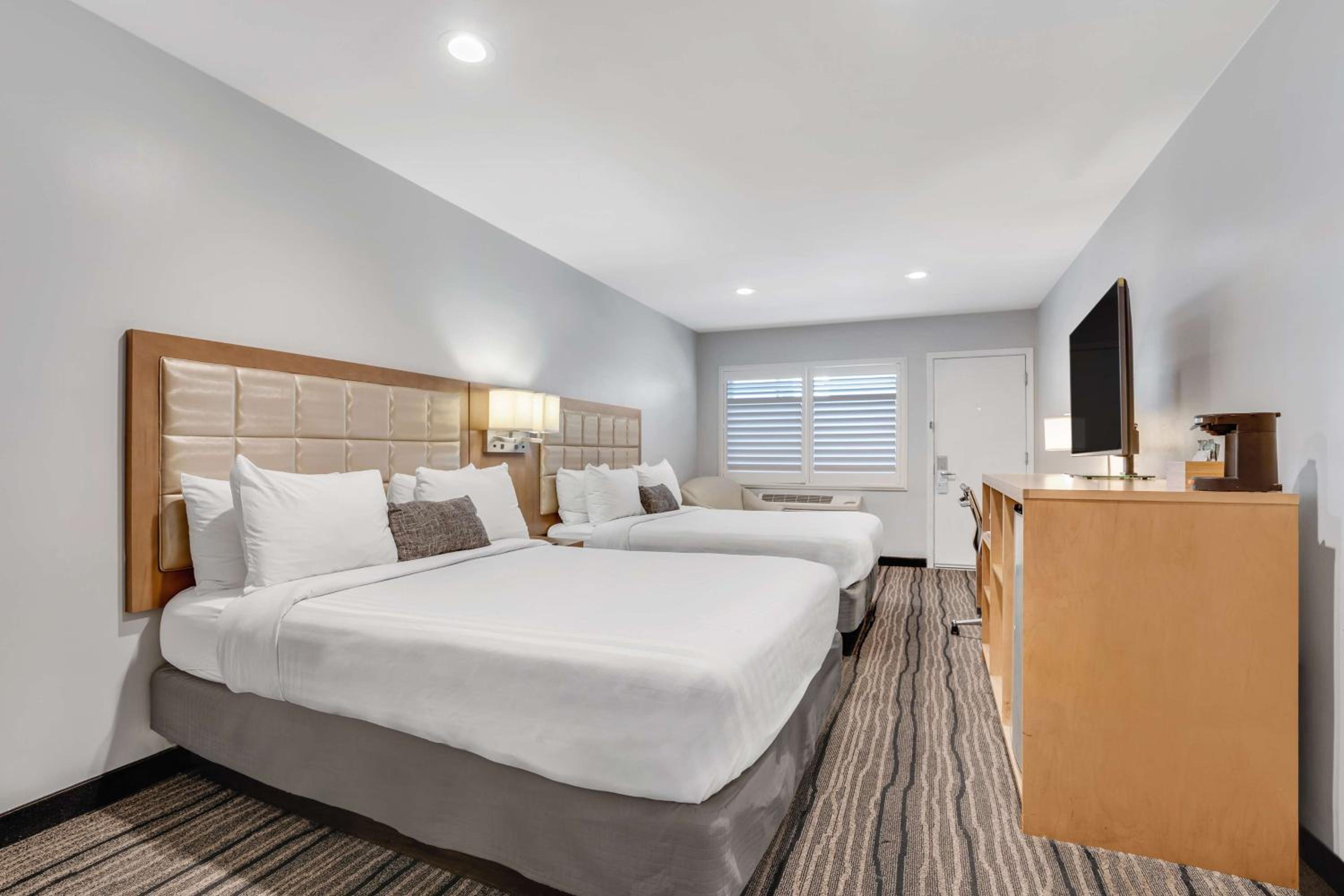 Queen Room with Two Queen Beds - Non-Smoking photo 3