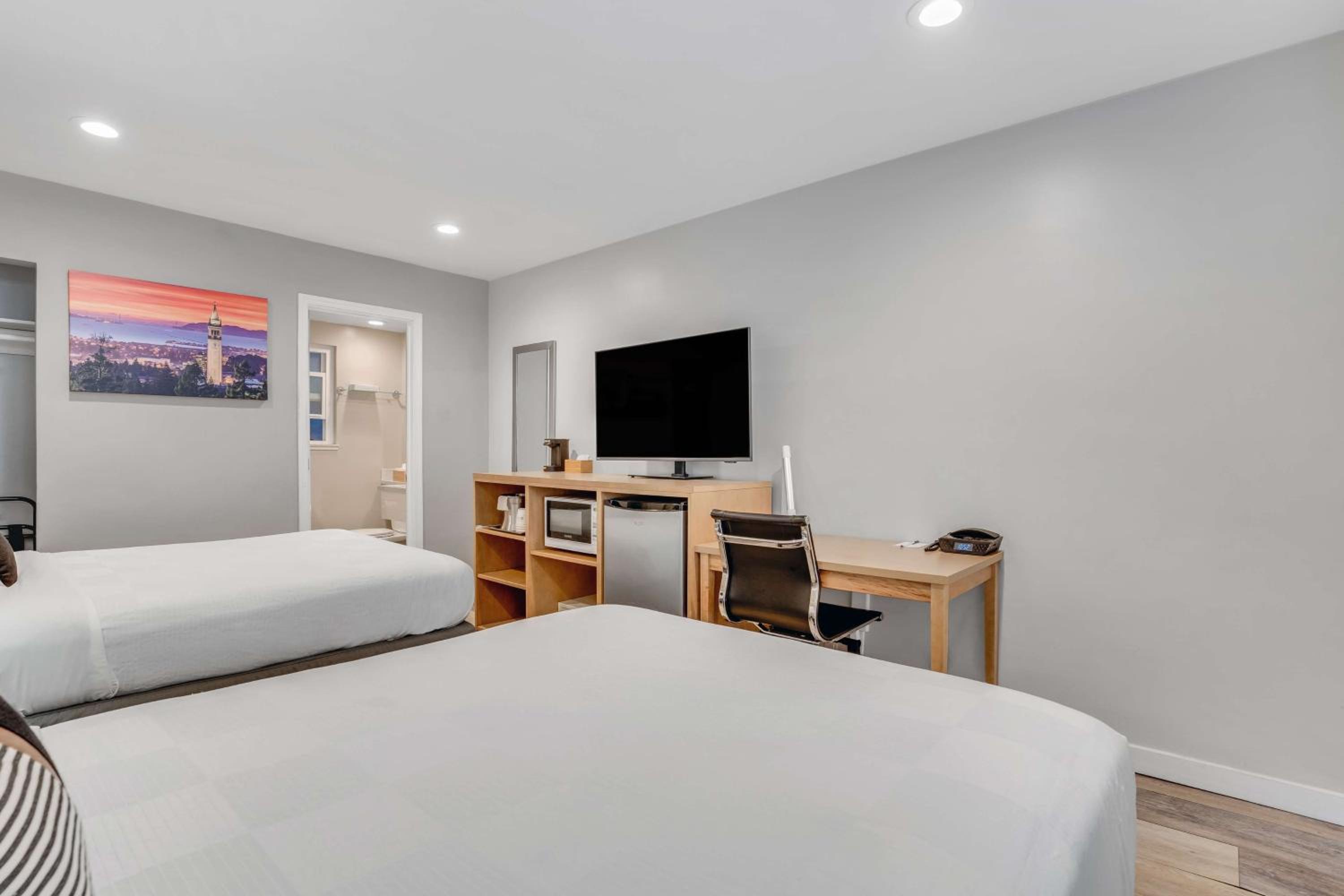 Queen Room with Two Queen Beds - Non-Smoking photo 2