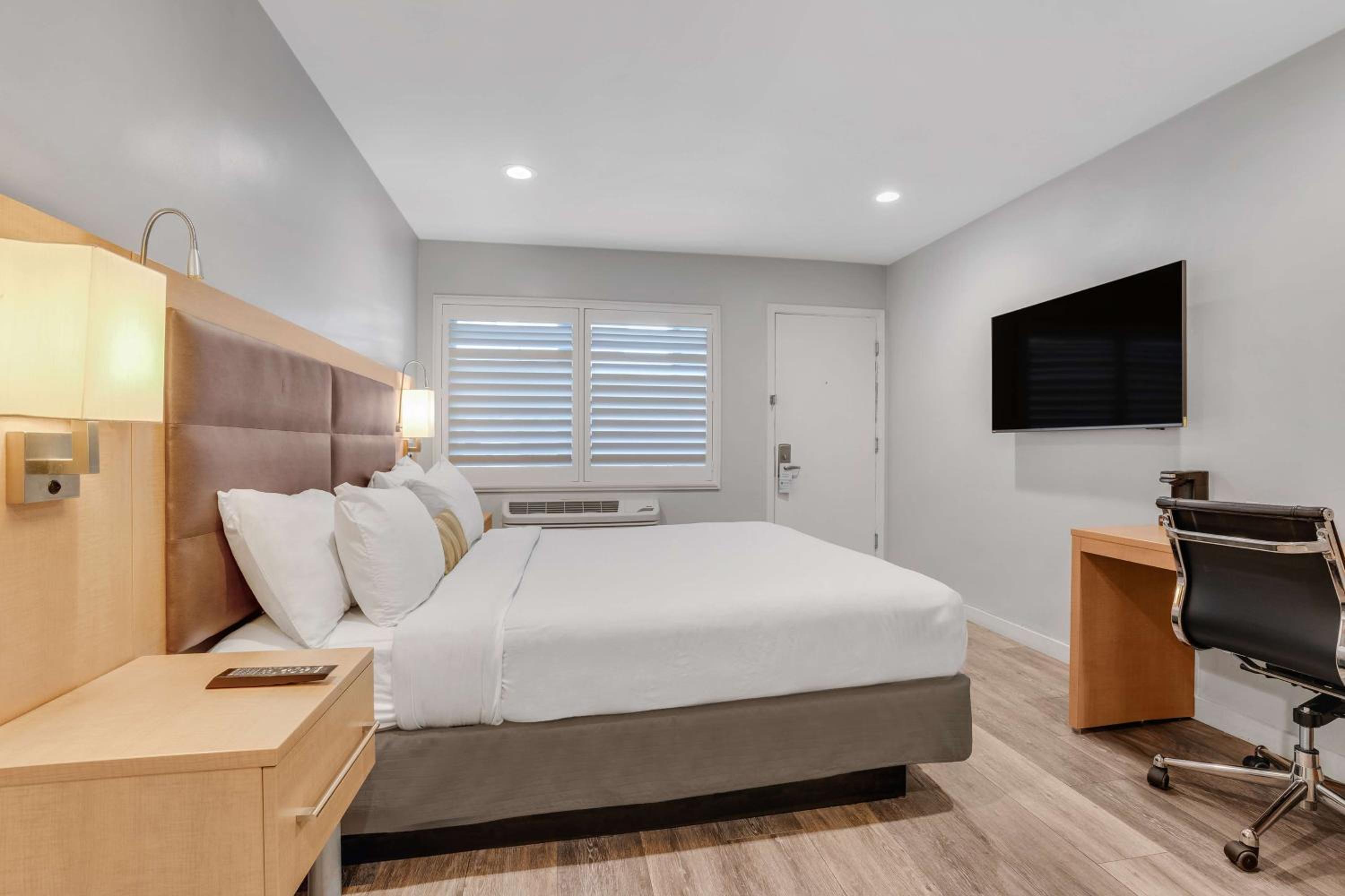 King Room - Non-Smoking photo 2