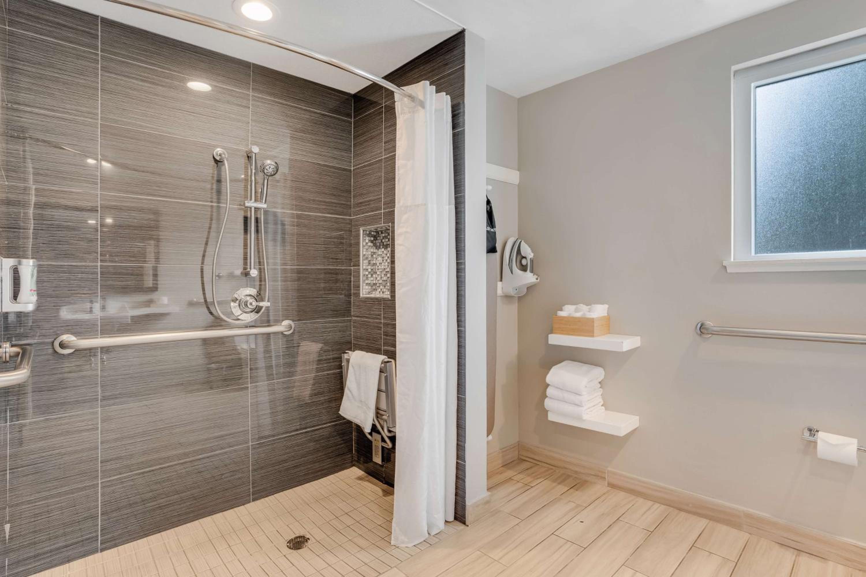 Queen Room with Roll-In Shower - Disability Access photo 2