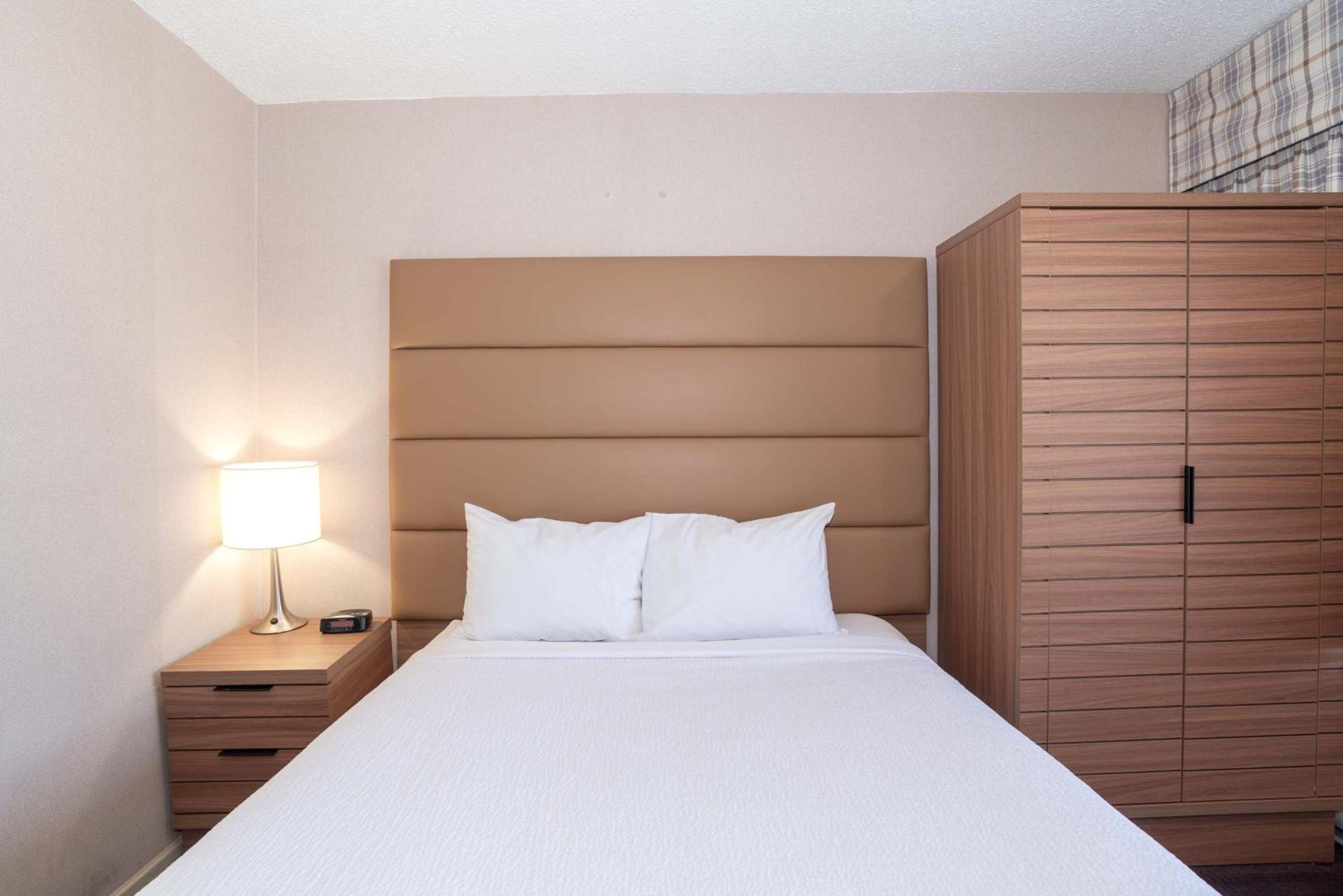 Standard Room, 1 Queen Bed photo 3
