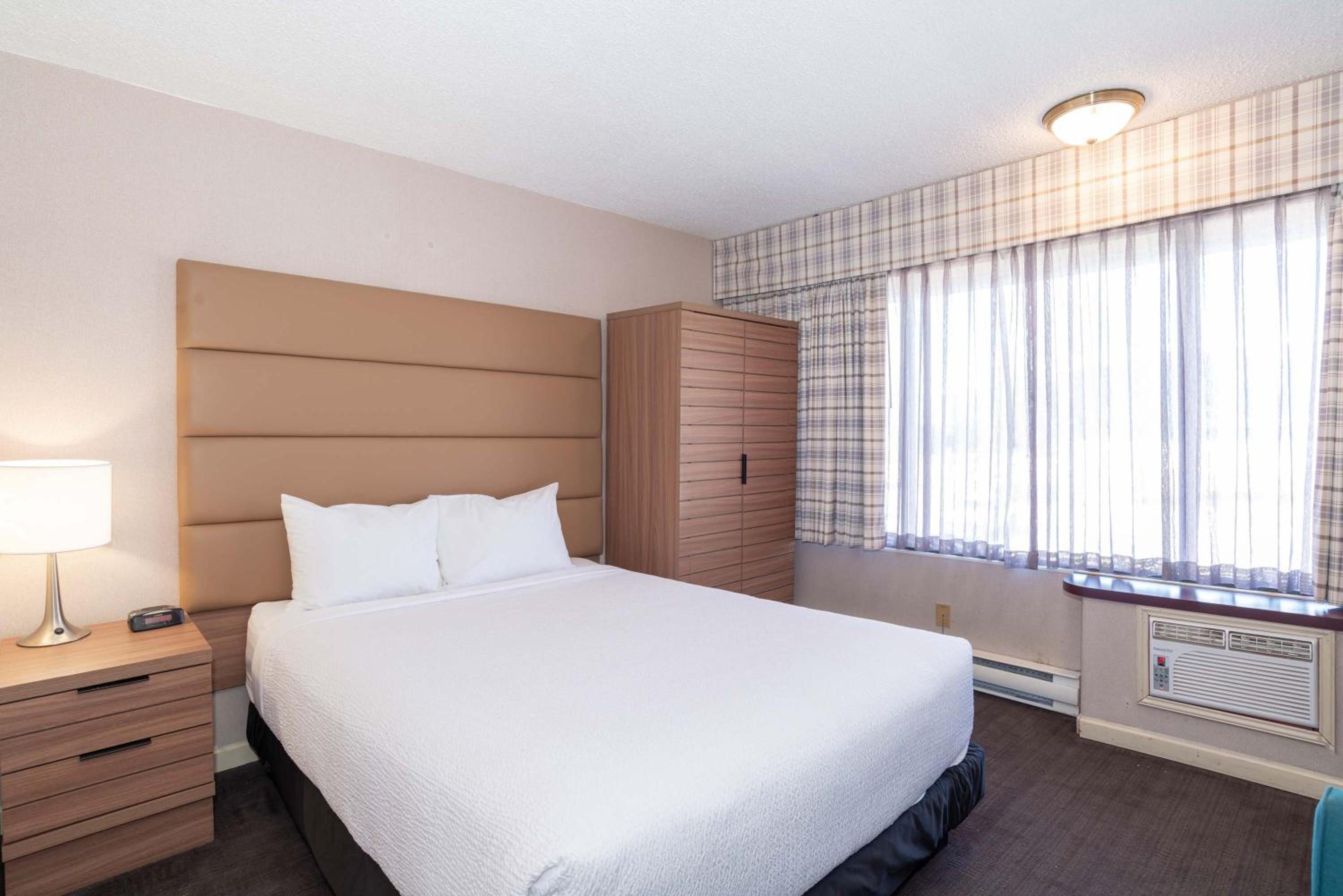 Standard Room, 1 Queen Bed photo 1