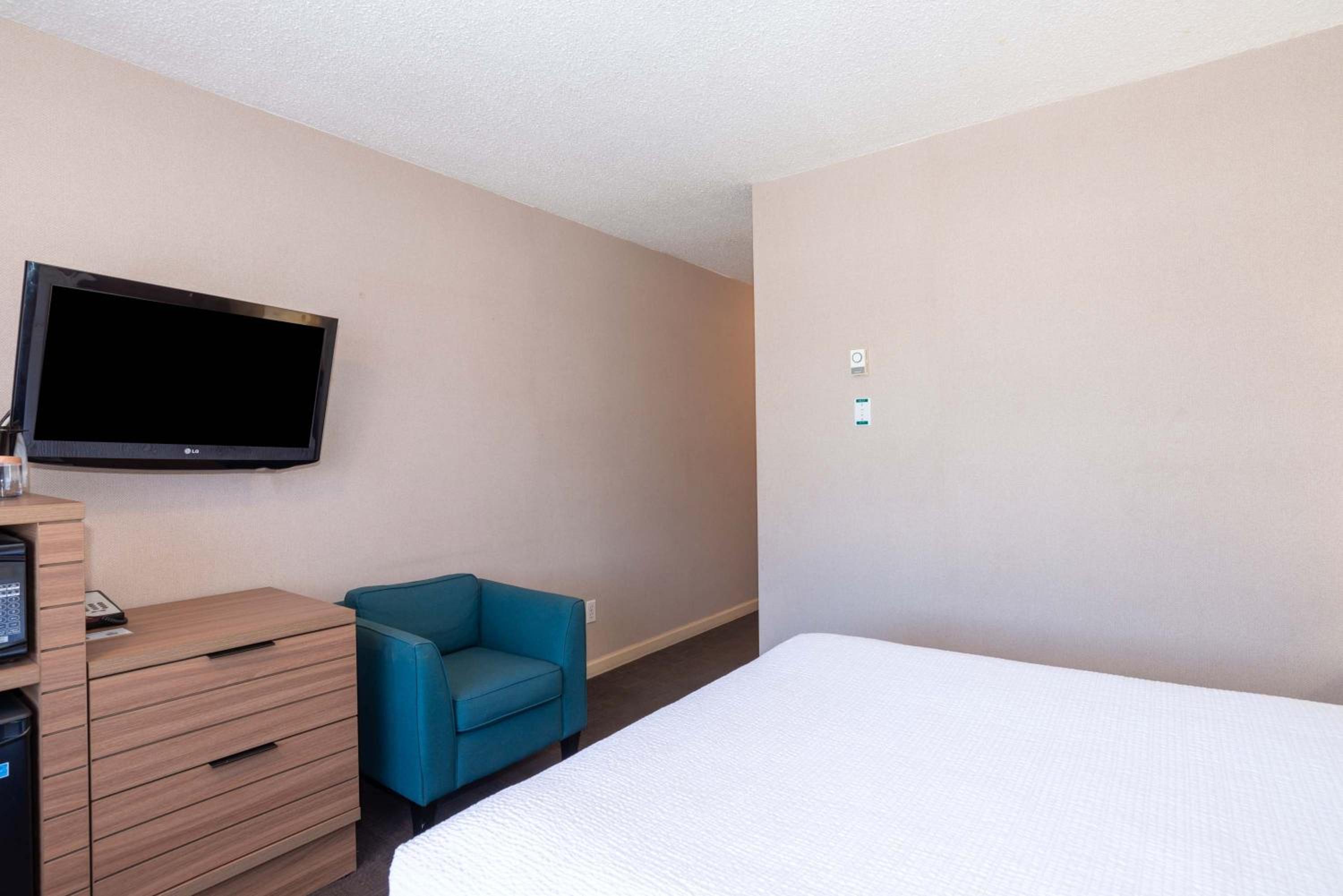 Standard Room, 1 Queen Bed photo 2