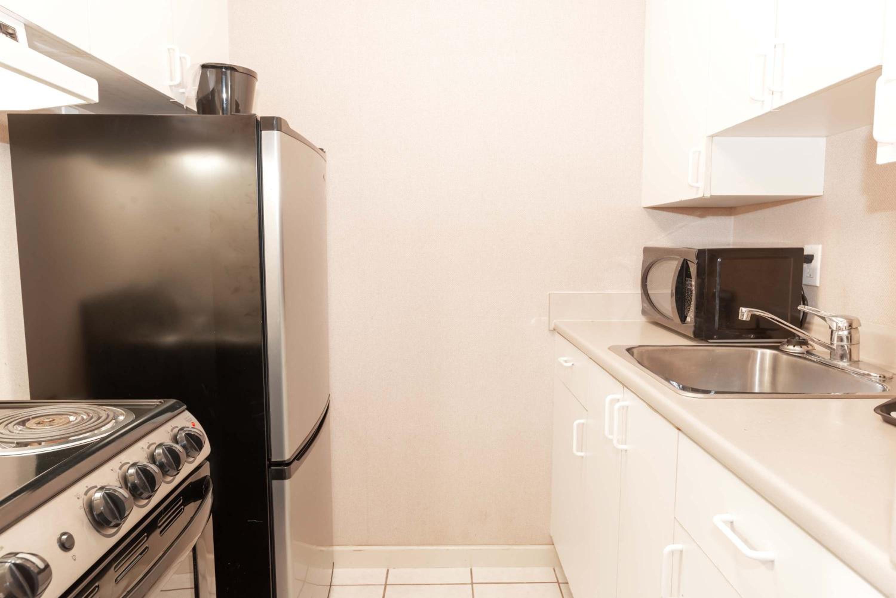 Studio Suite, 1 Queen Bed, Kitchen photo 2