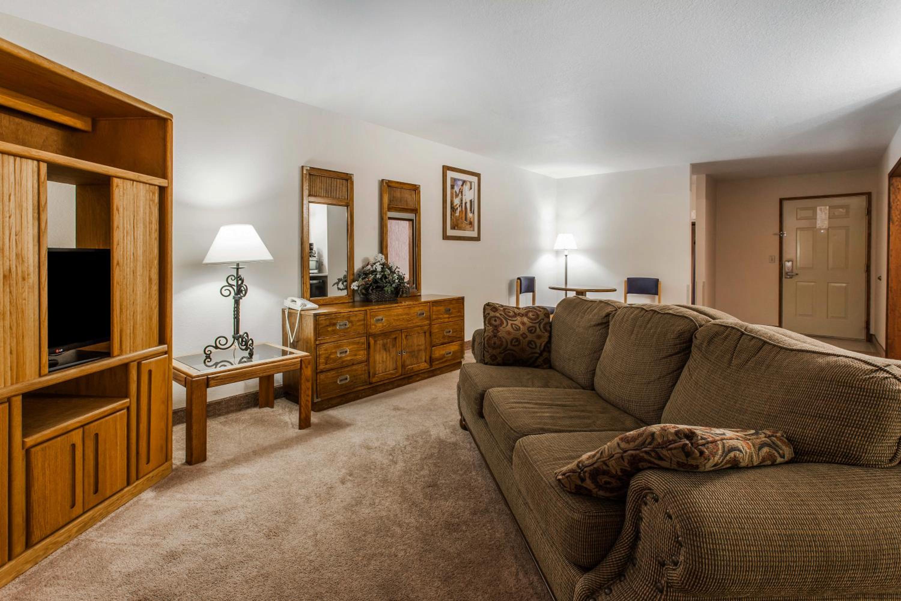 Efficiency Queen Suite with Sofa-Bed - Non Smoking