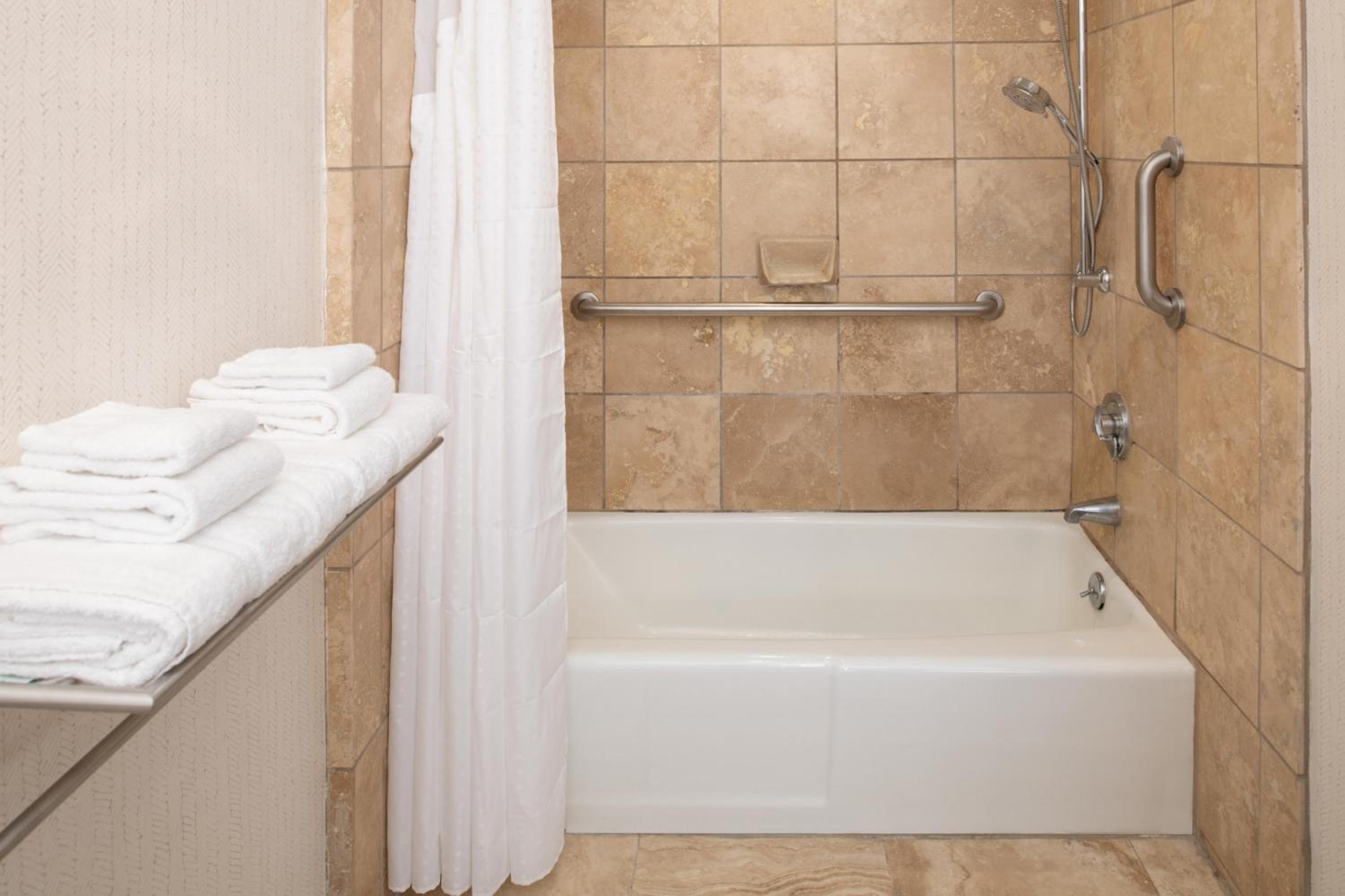 Standard Queen Room with Two Queen Beds and Mobility Accessible Tub - Photo 2