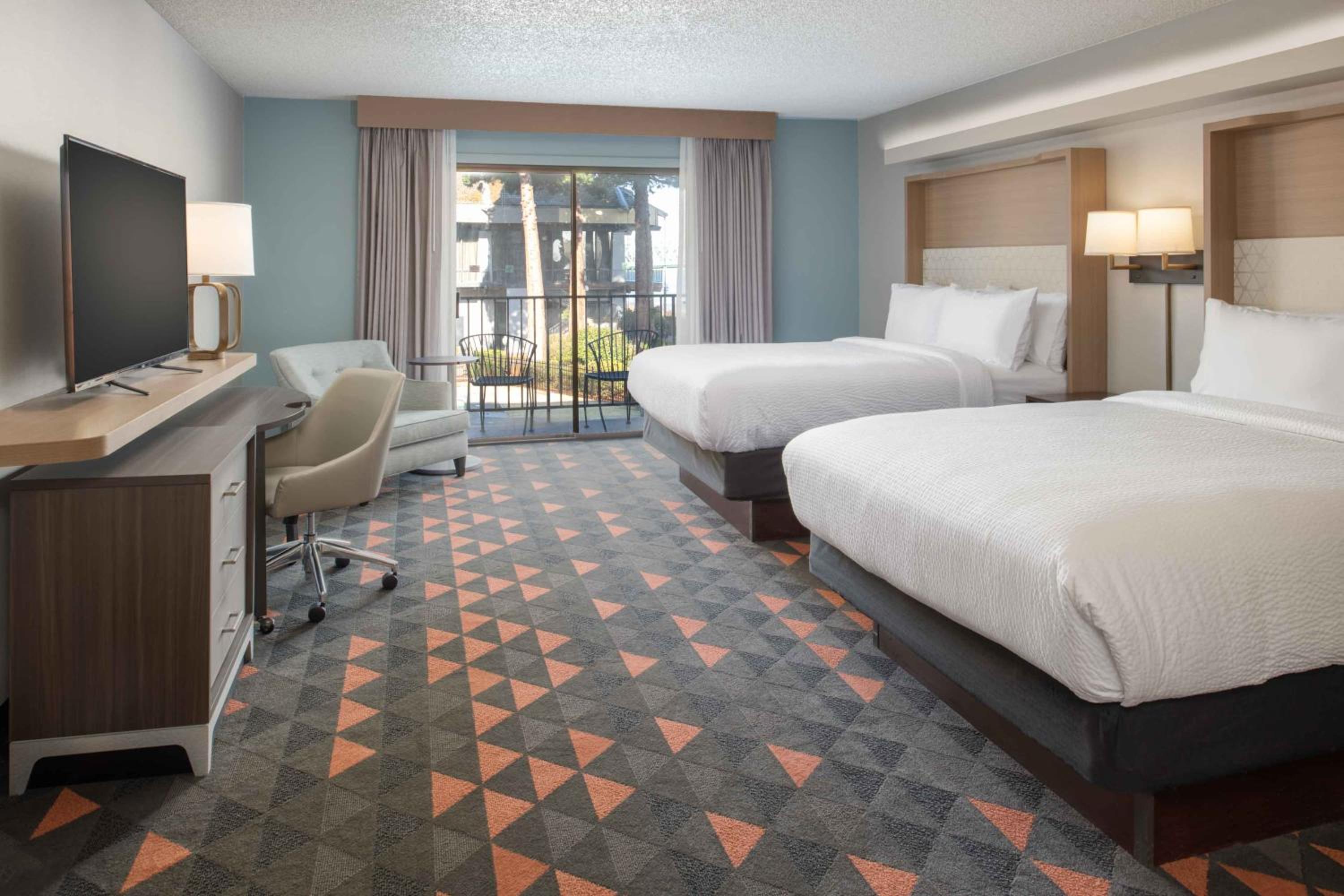 Premium Queen Room with Two Queen Beds and Courtyard View - Photo 7