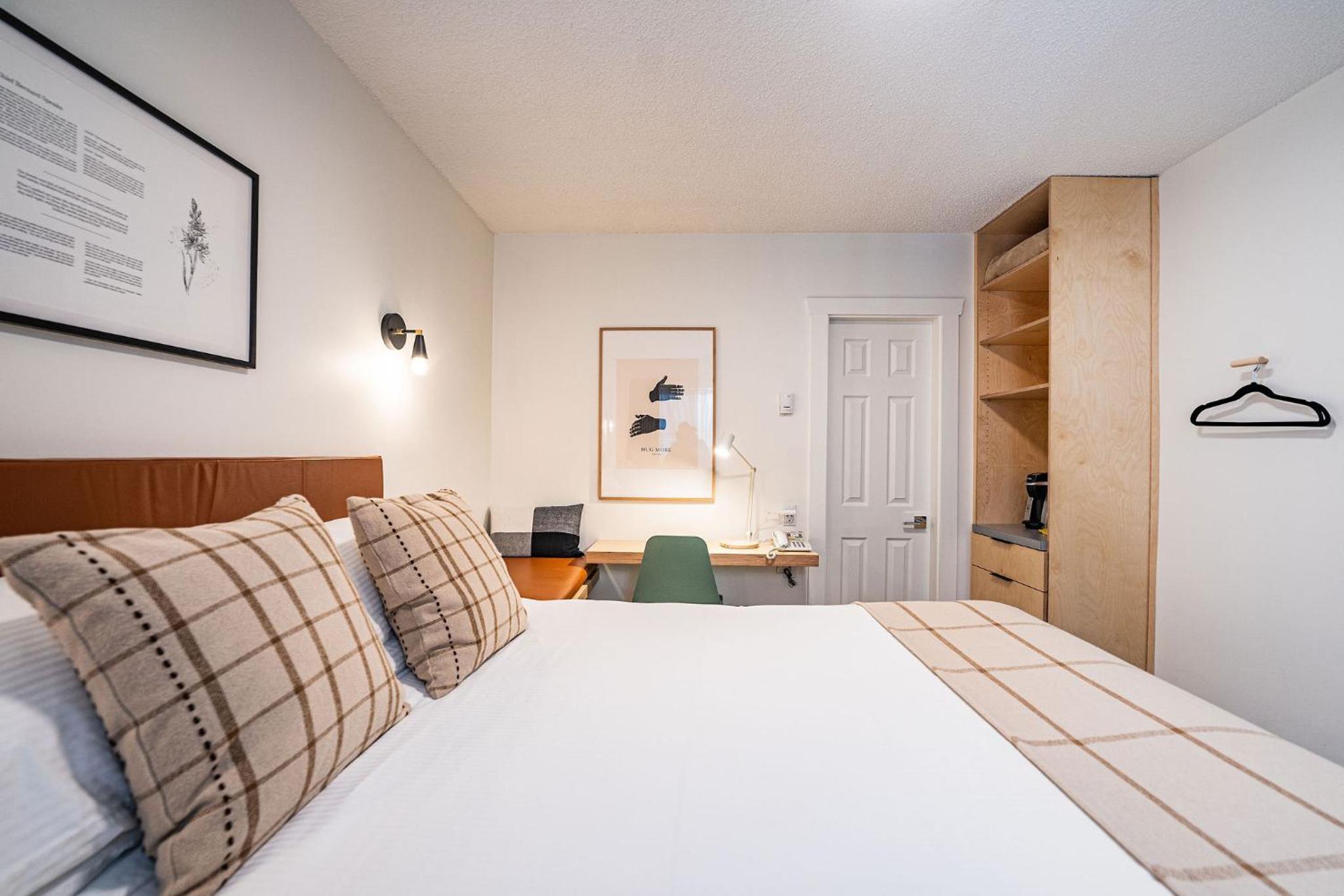Standard Queen Room Non-Pet Friendly photo 3