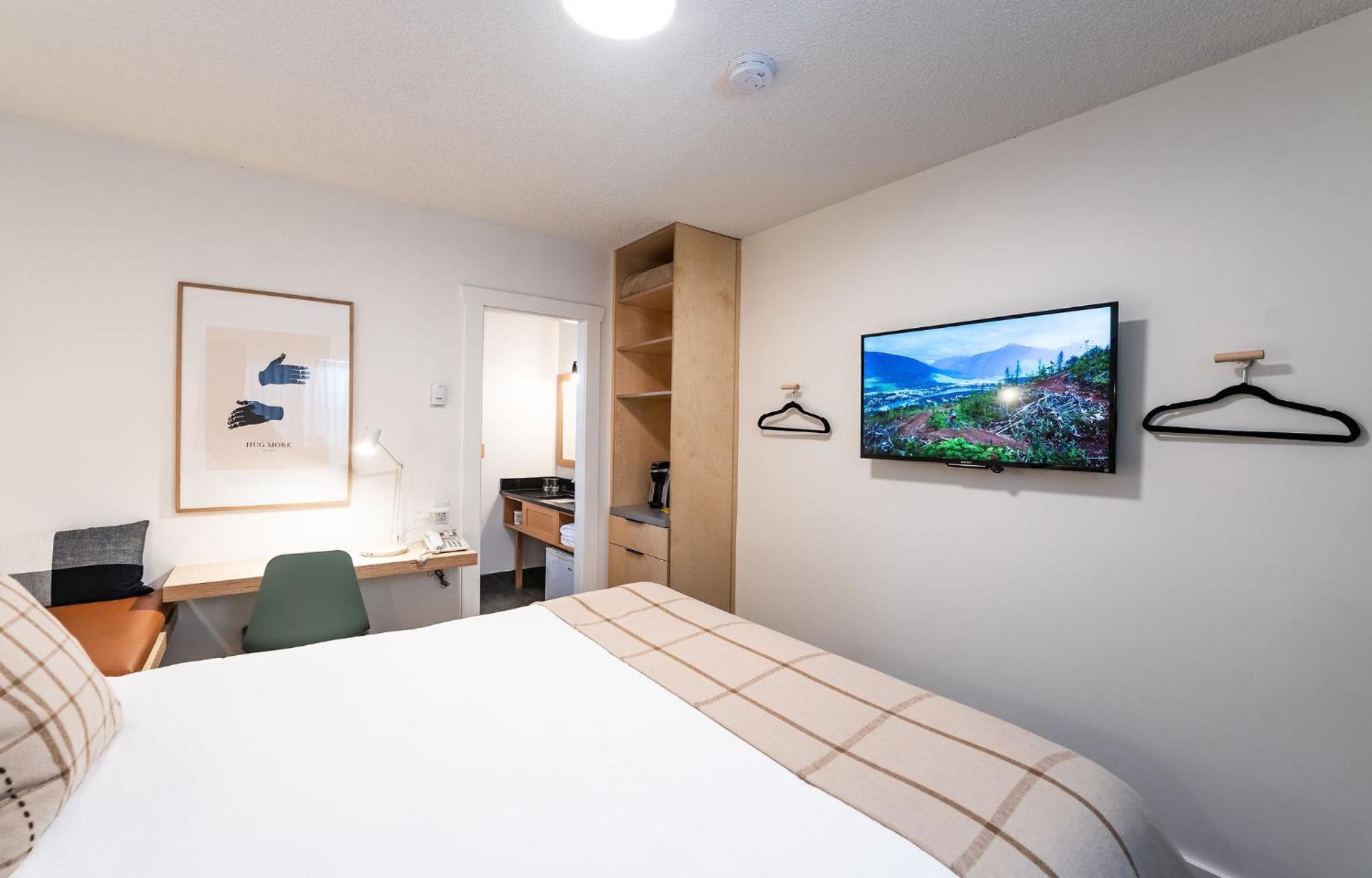 Standard Queen Room Non-Pet Friendly photo 1