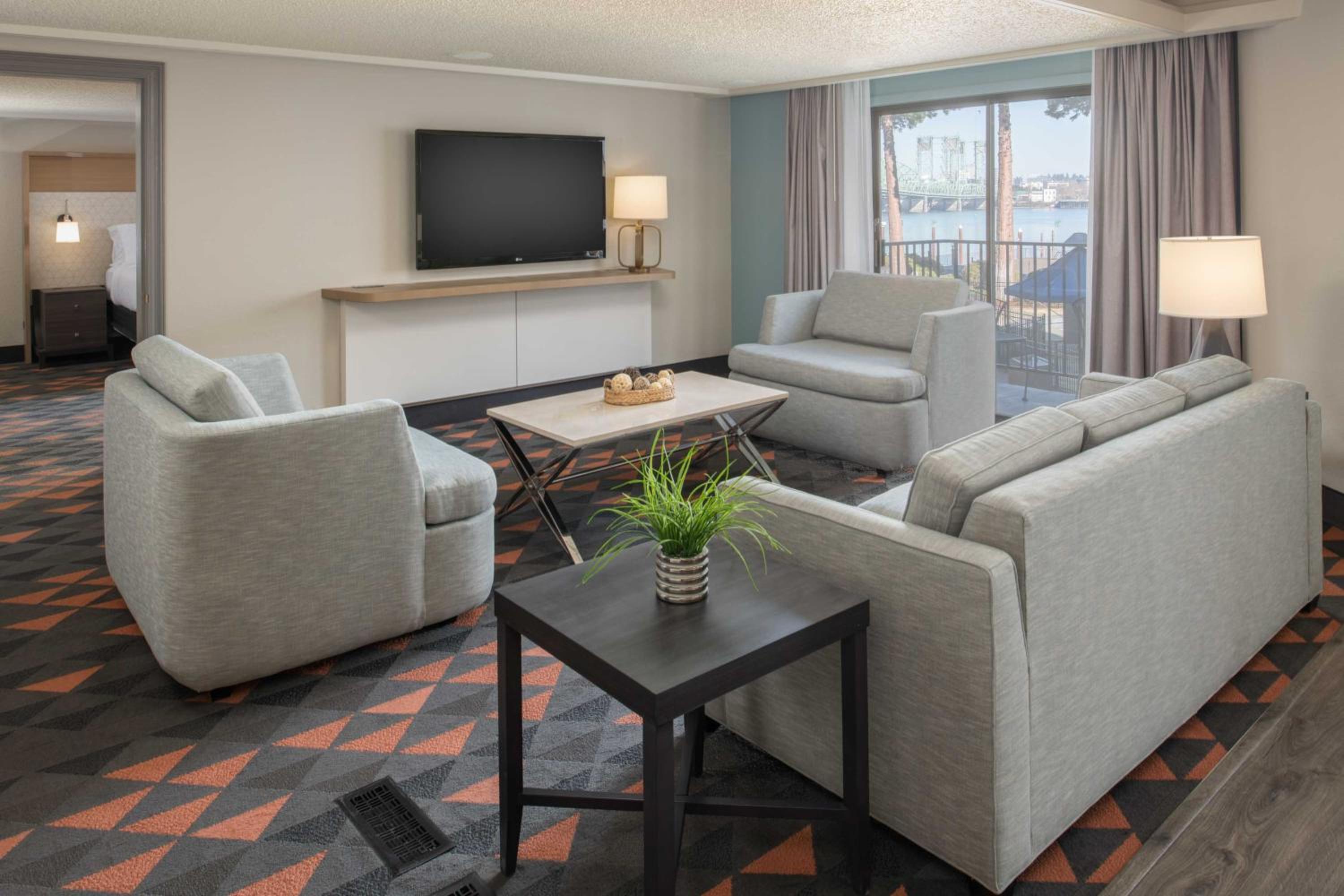 One-Bedroom King Suite with Courtyard View