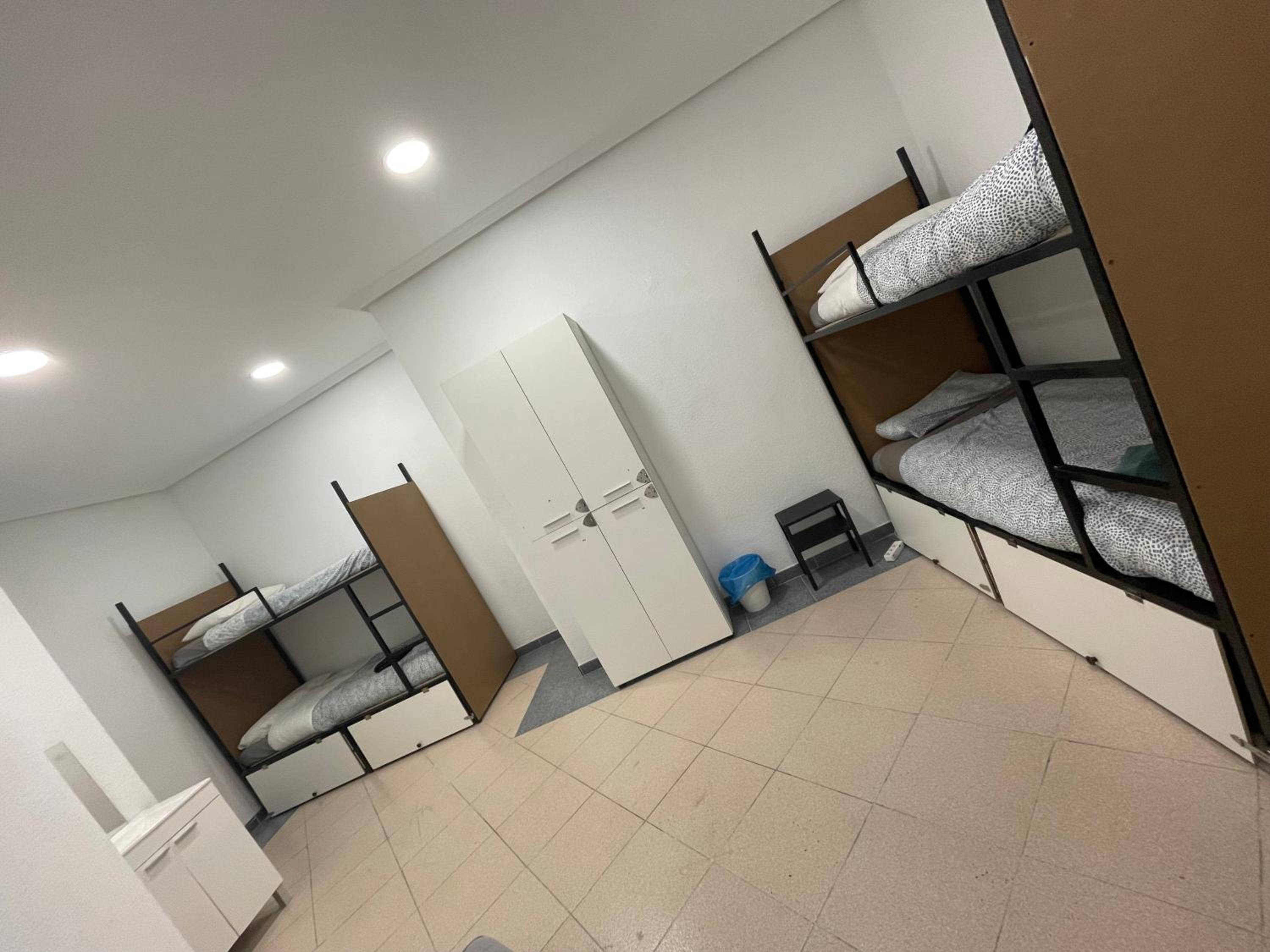 Cama en habitación compartida de 6 camas