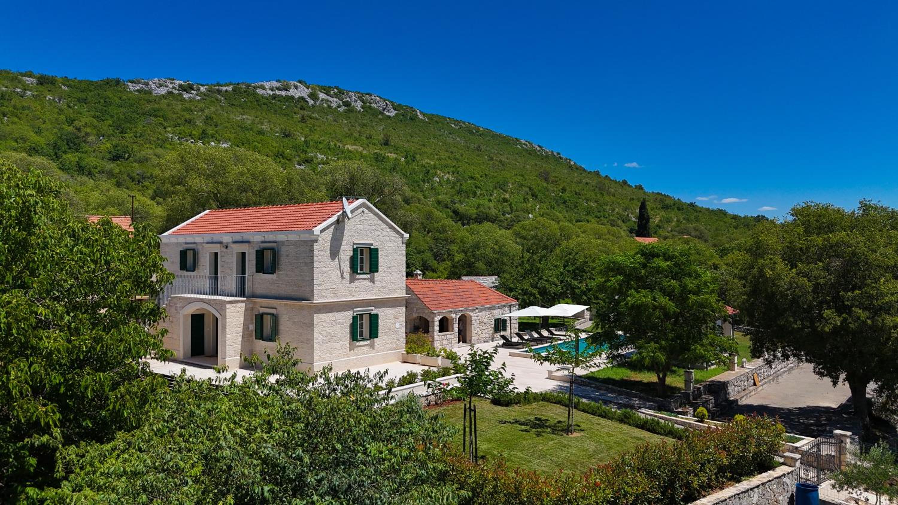 Villa photo 2