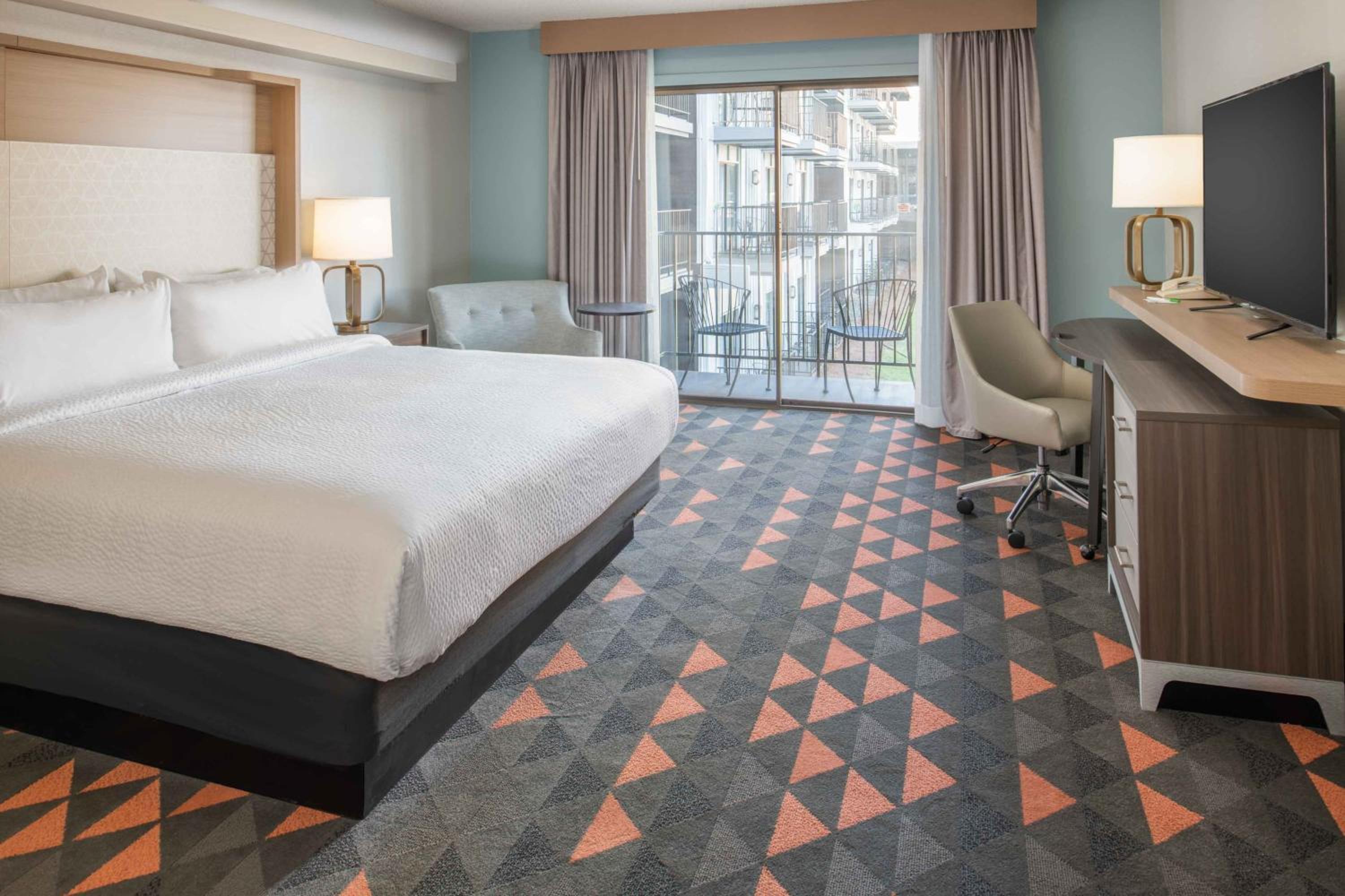 Premium King Room with Courtyard View - Photo 6