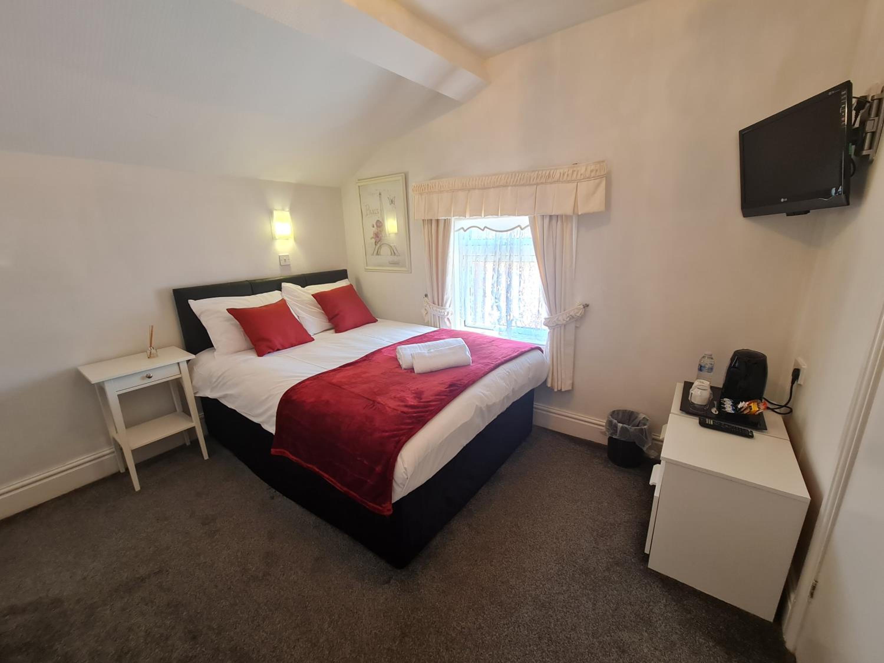 Room 7 - Second Floor - Small Double En-suite Room photo 1