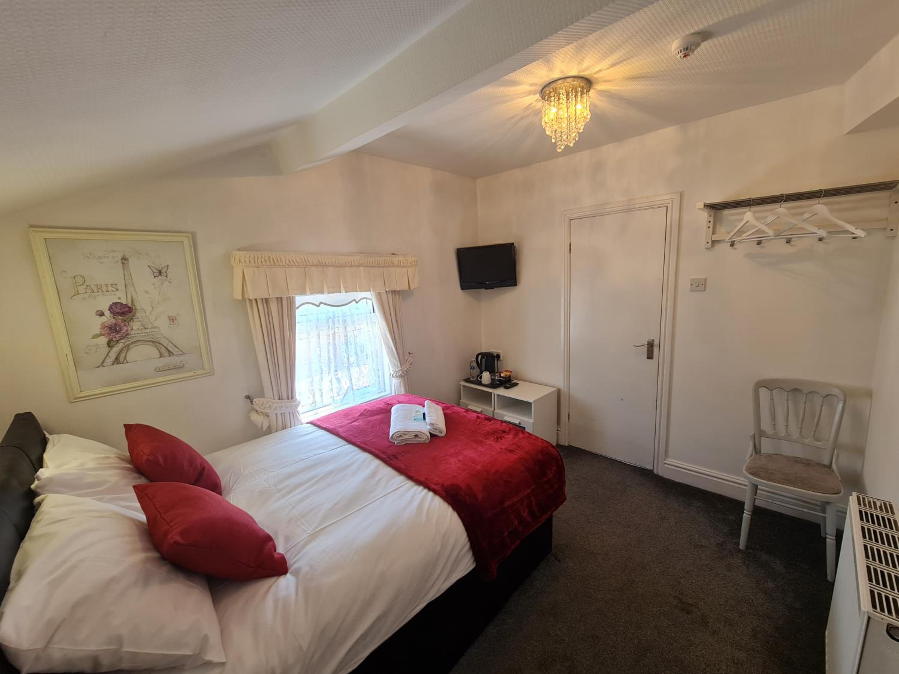 Room 7 - Second Floor - Small Double En-suite Room photo 3