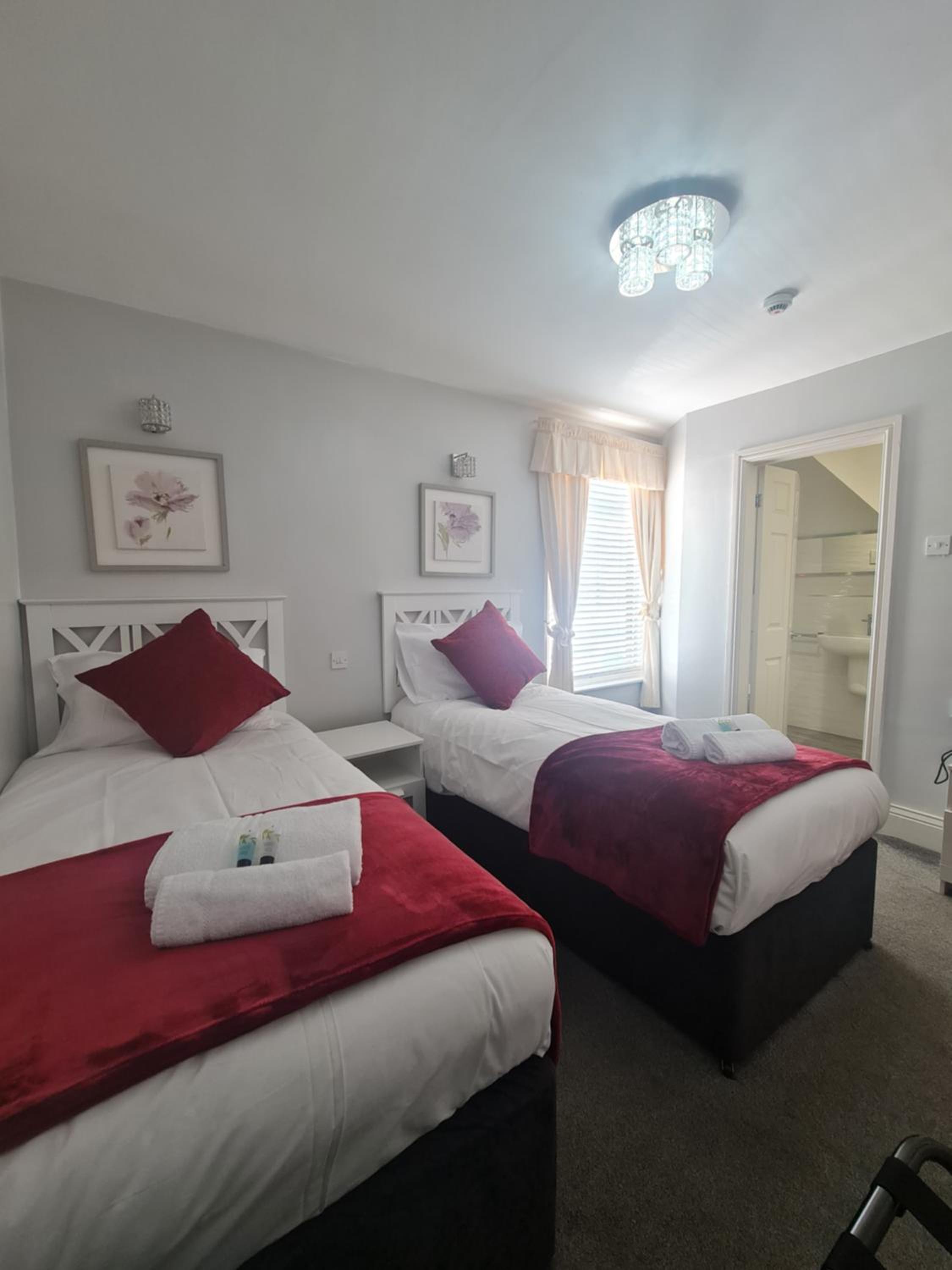  Room 5 - First Floor - En-suite Twin or Double Room photo 2