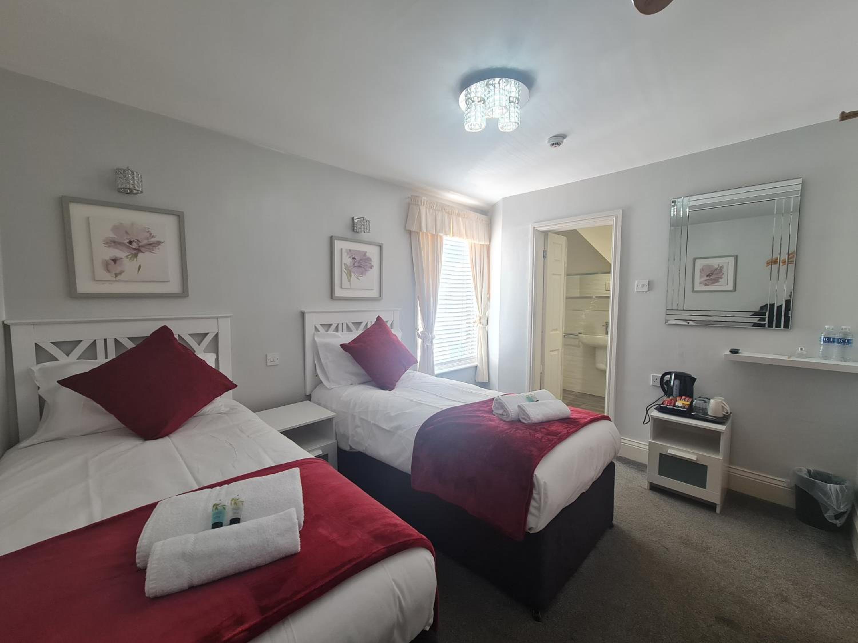  Room 5 - First Floor - En-suite Twin or Double Room photo 1