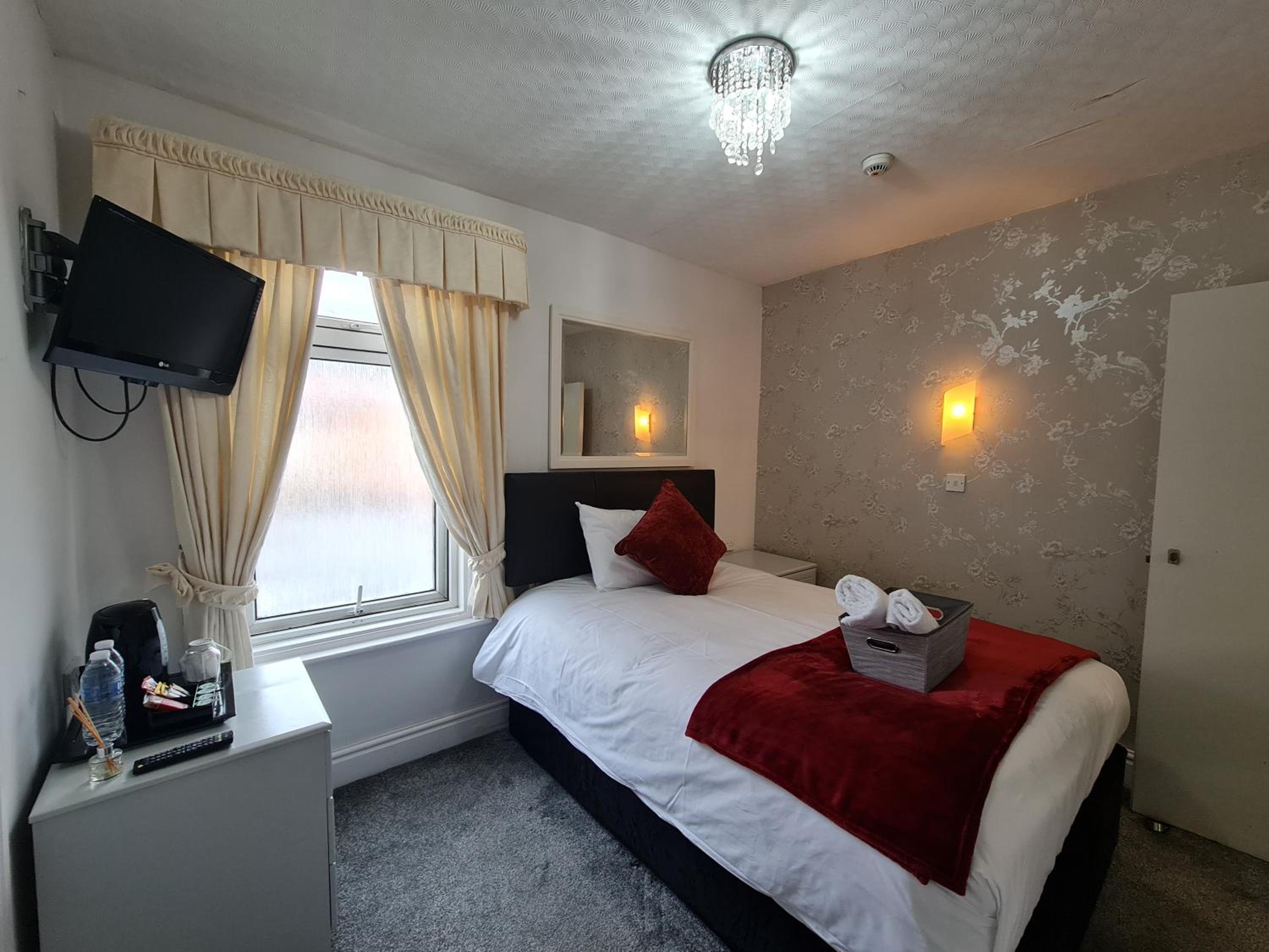  Room 6 - First Floor - En-suite Small Double Room photo 1