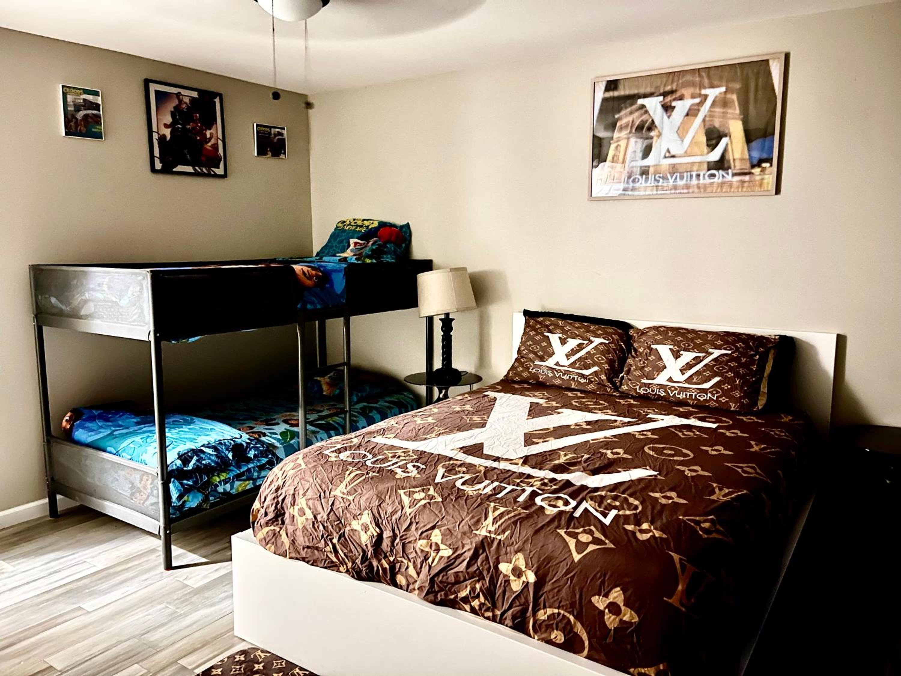 Five-Bedroom House photo 1